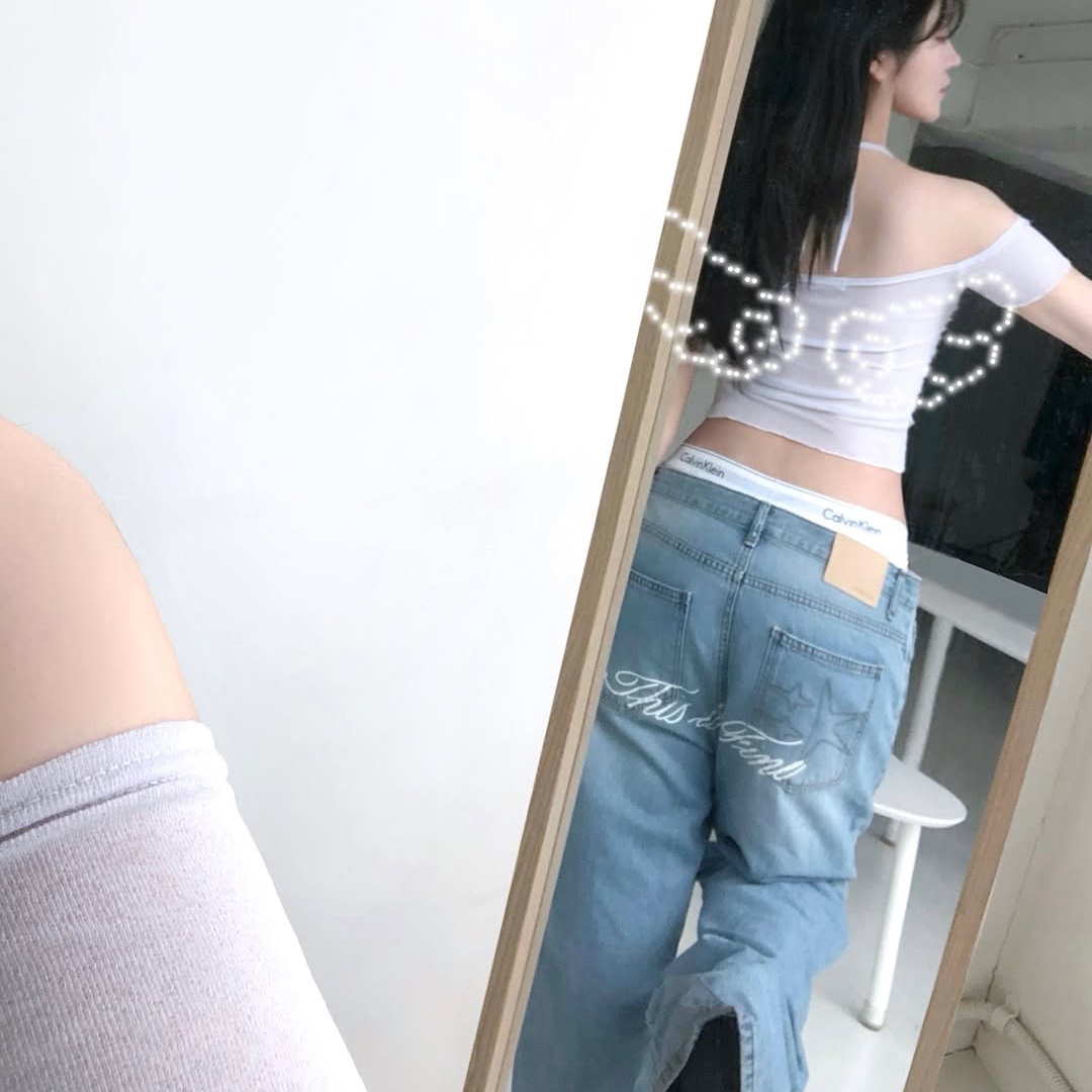 THIS IS FINE x FUNFLEX Relaxed Signature Jean Light Blue 착용 스타일 - 4