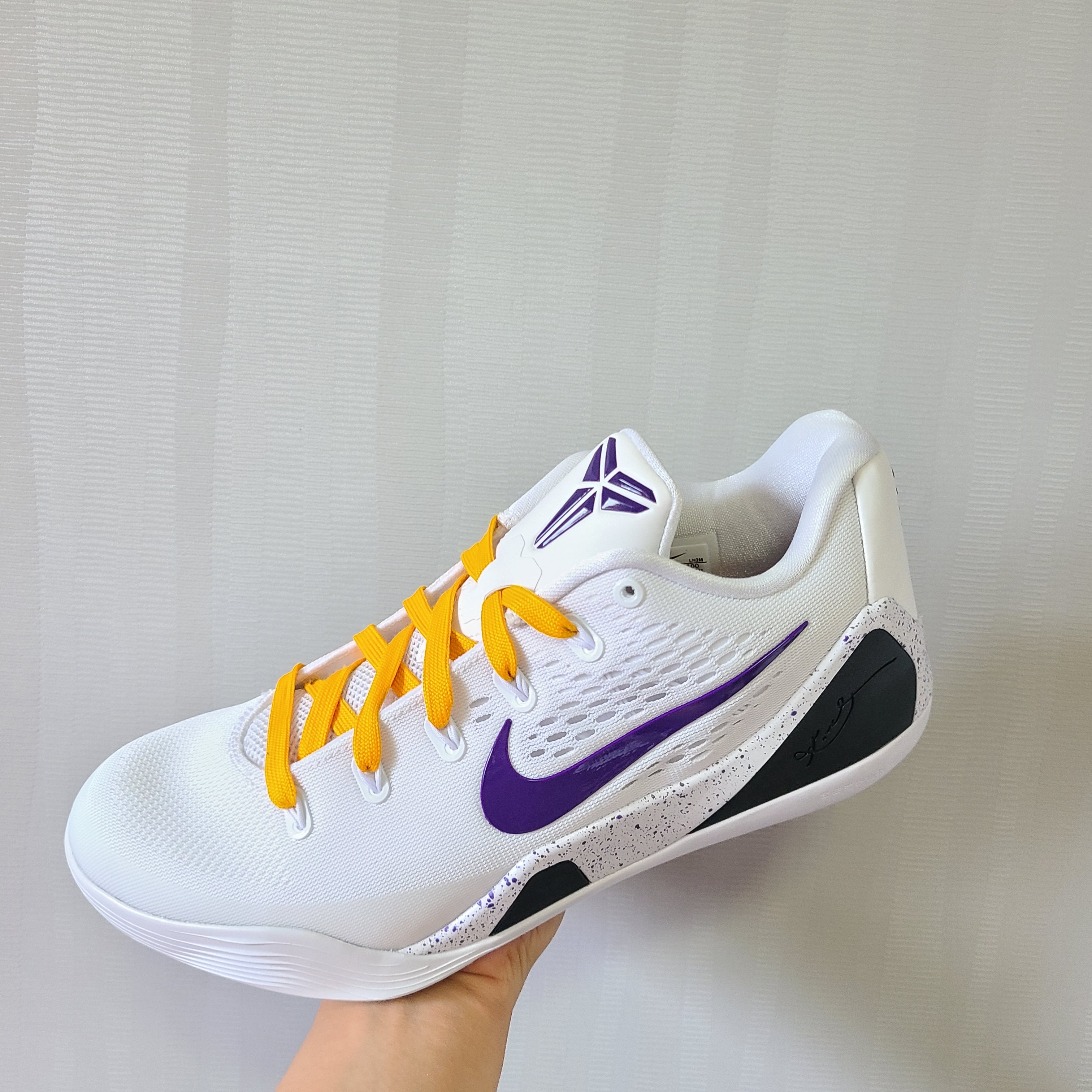 Nike Kobe 9 Elite Low EM Protro White Court Purple 착용 스타일 - 1
