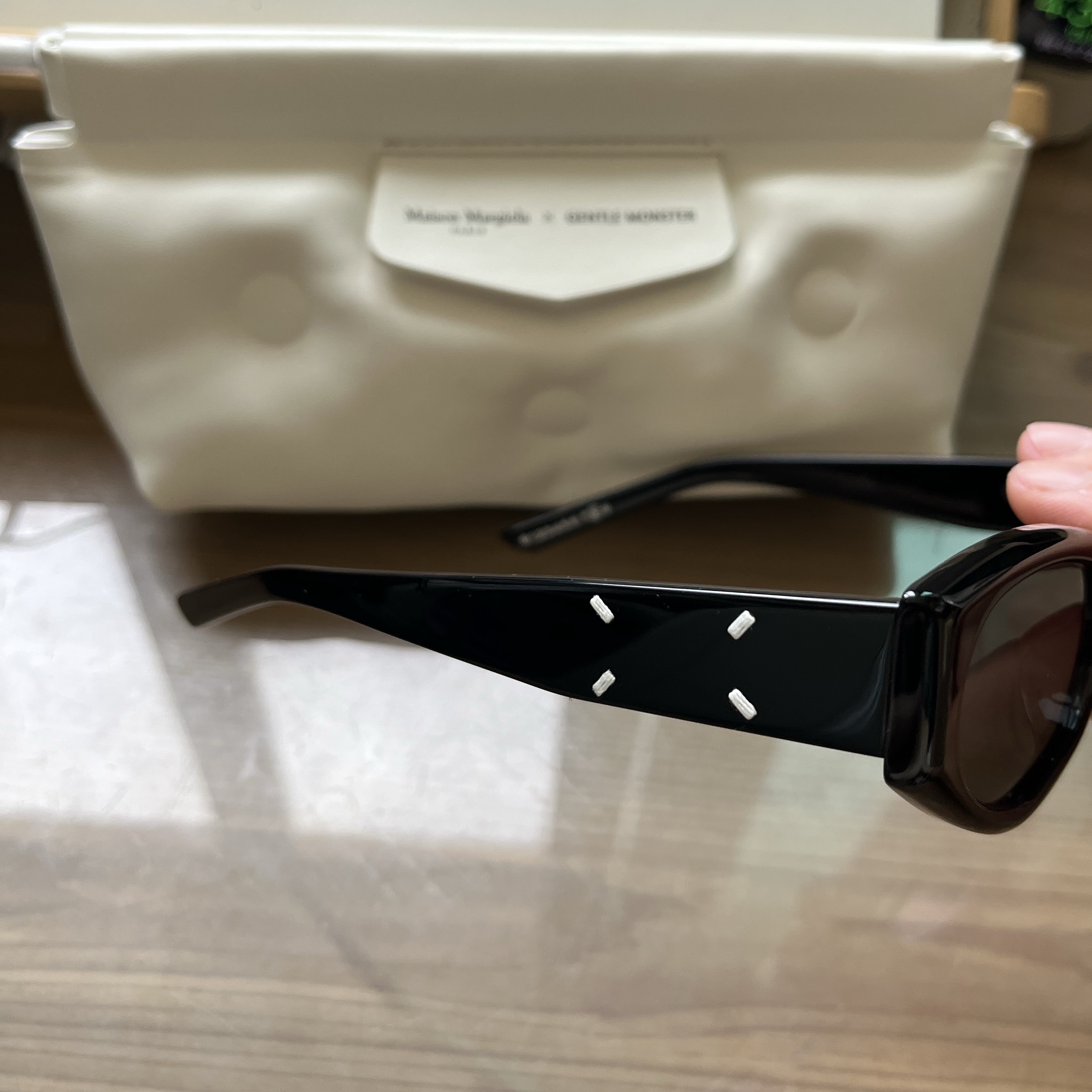 Gentle Monster x Maison Margiela MM205 Black Gray 착용 스타일 - 2