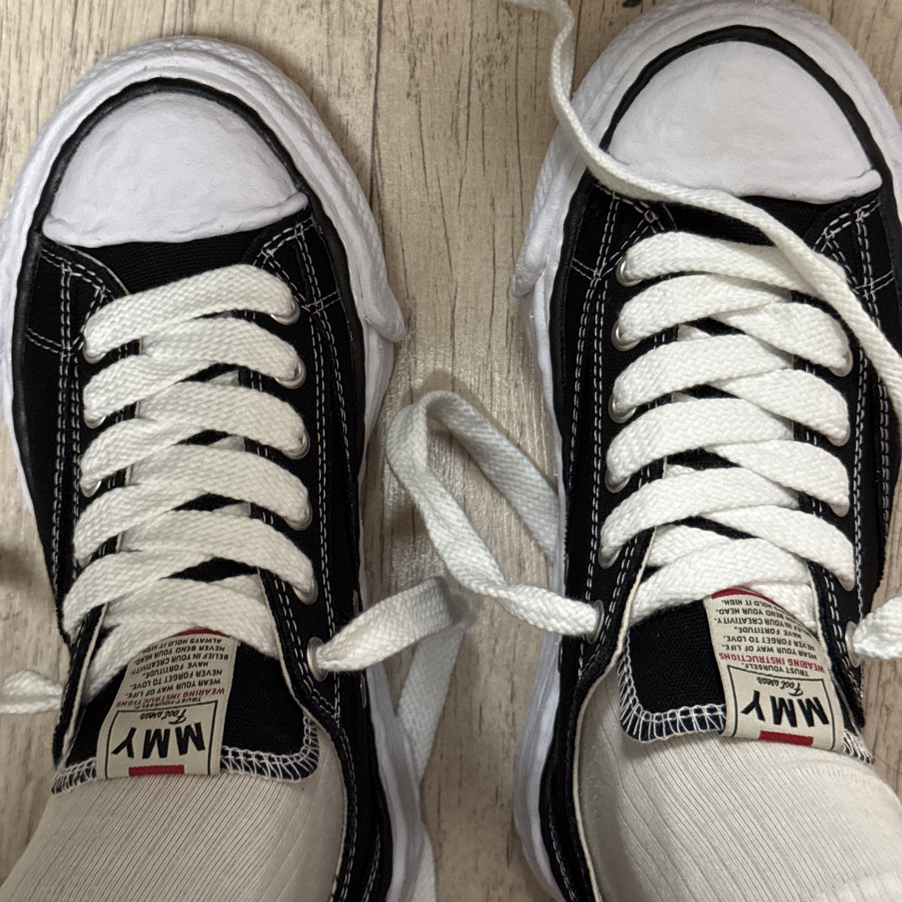 Maison Mihara Yasuhiro Peterson23 OG Sole Canvas Low-top Sneakers Black 착용 스타일