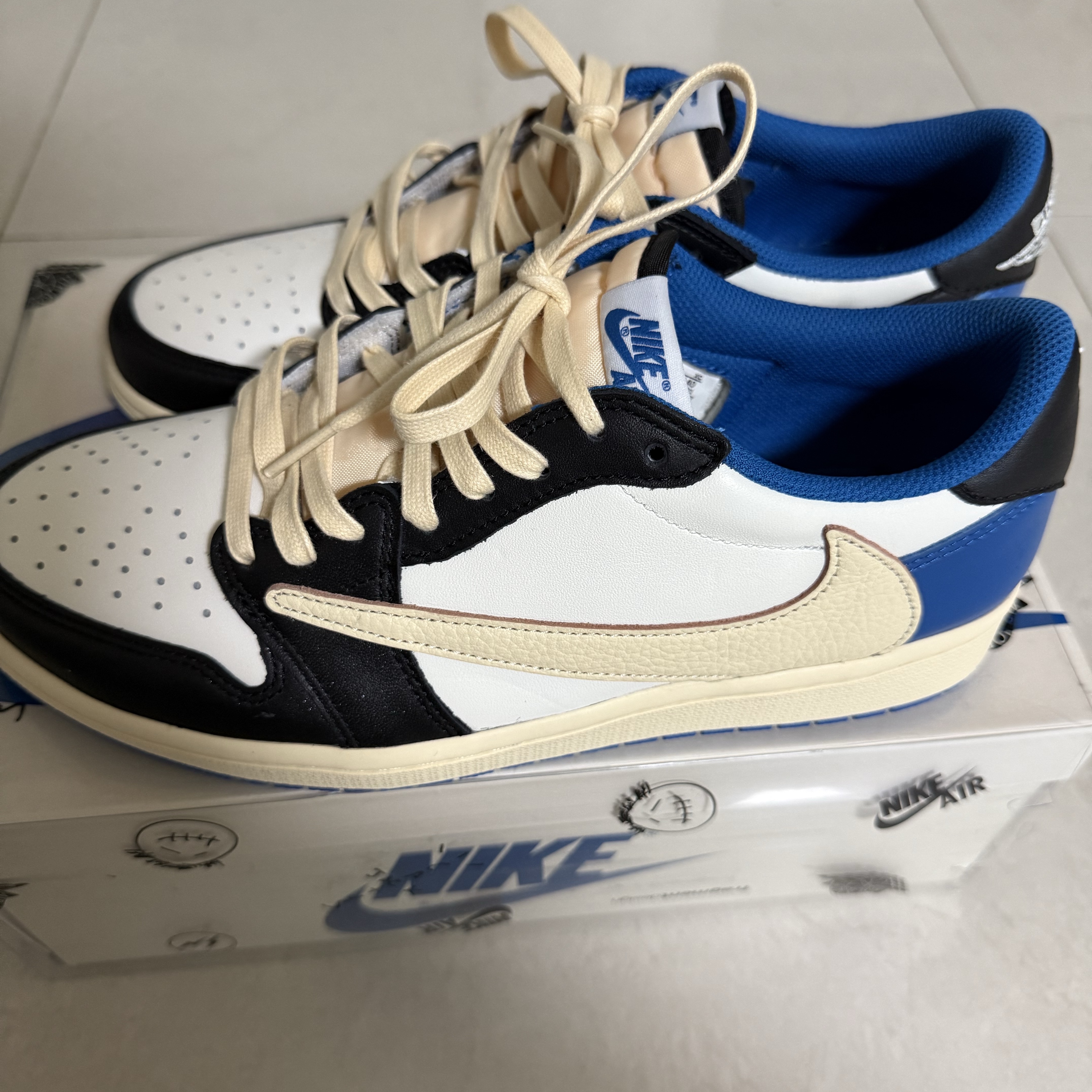 Jordan 1 x Travis Scott x Fragment Retro Low OG SP Military Blue 착용 스타일 - 2