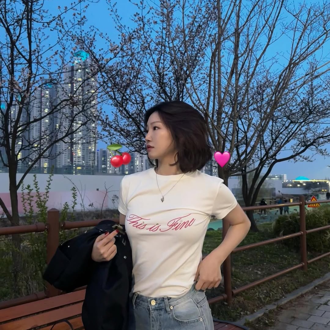 THIS IS FINE Baby Cropped Tee White, THIS IS FINE Cropped Signature Tee White 착용 스타일 - 3