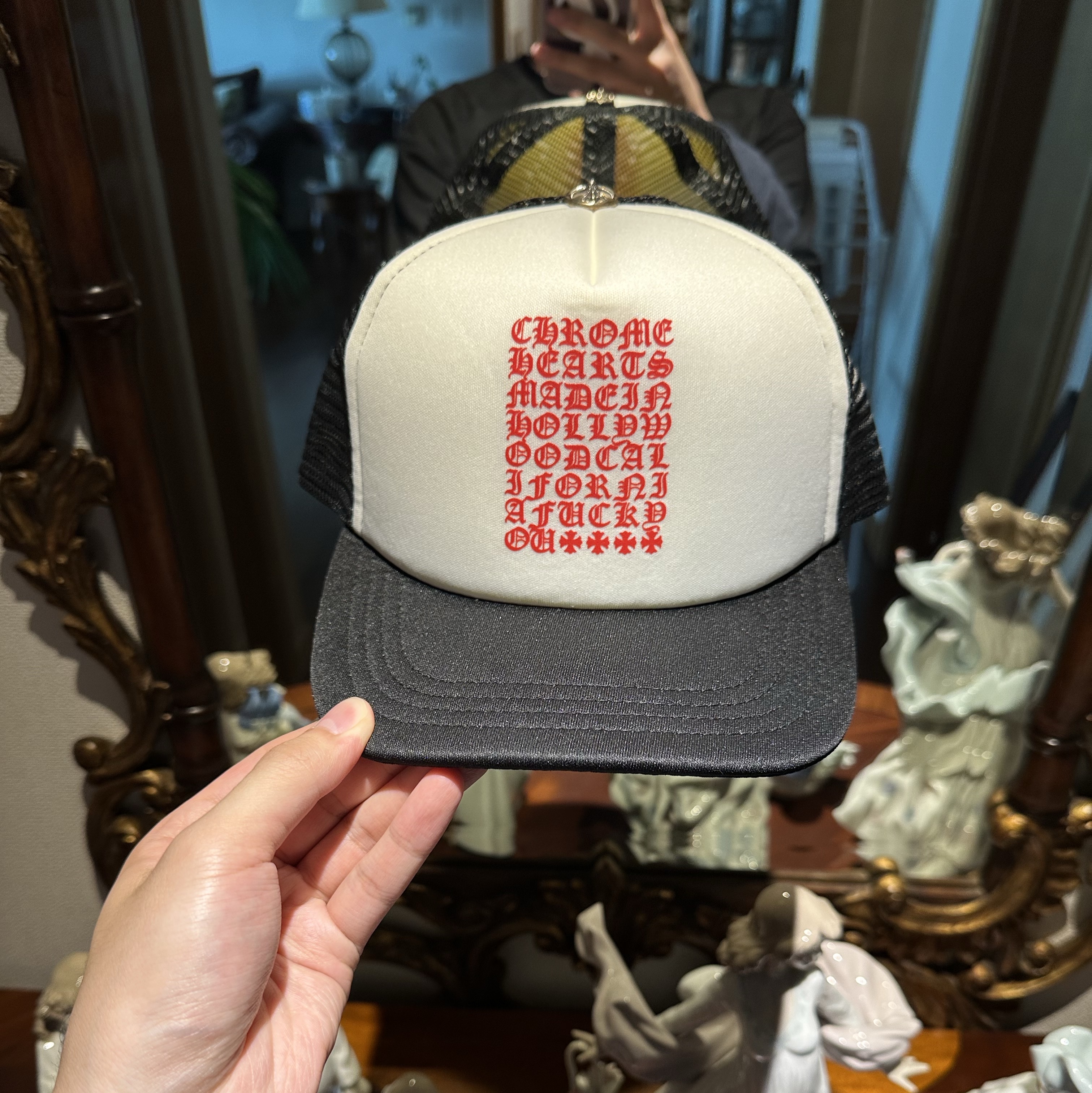 Chrome Hearts Eyechart Trucker Hat Black White Red 착용 스타일 - 1