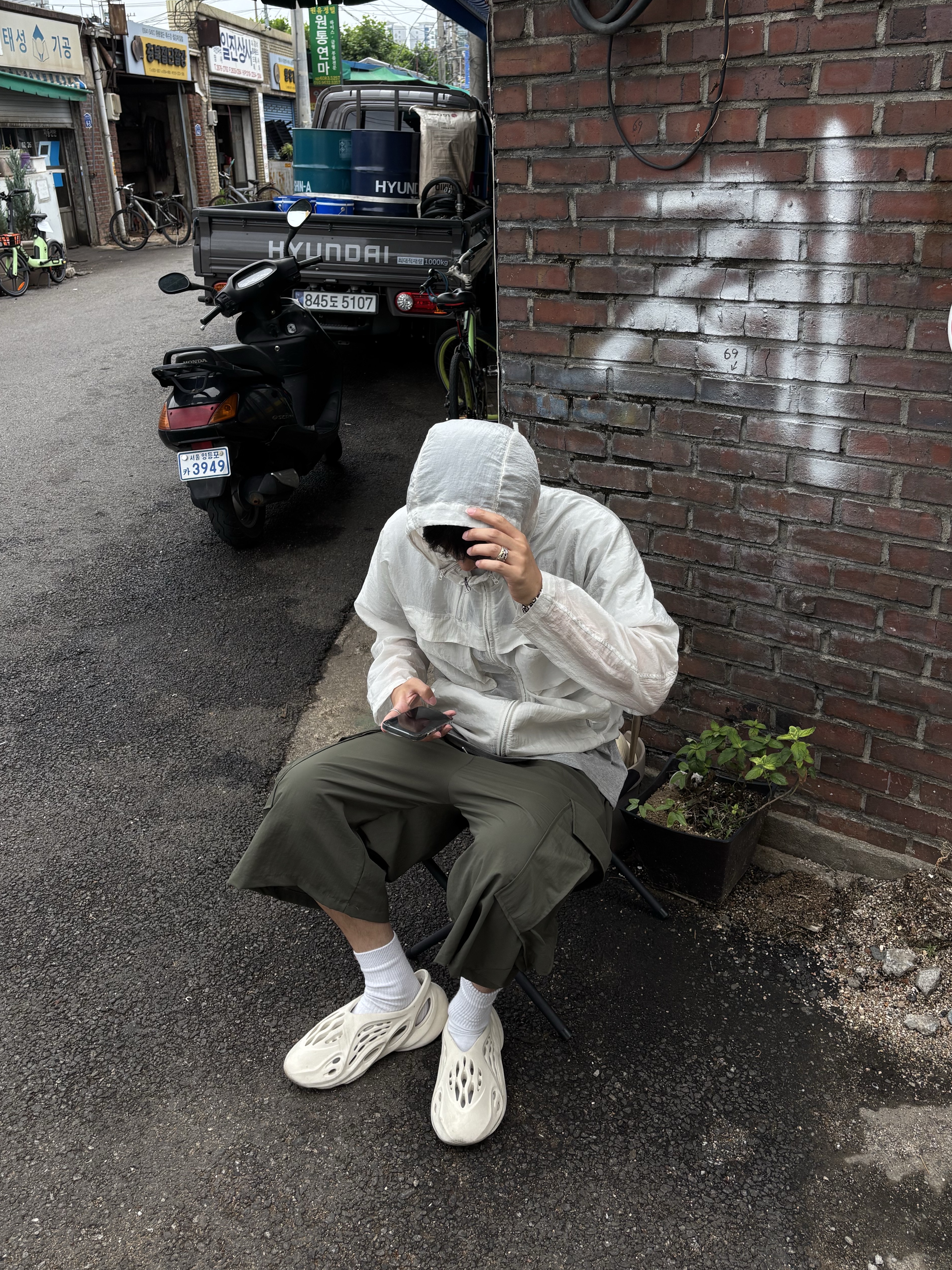 Adidas Yeezy Foam RNNR Sand 착용 스타일 - 8