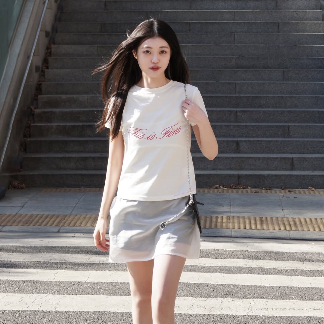 THIS IS FINE Cropped Signature Tee White 착용 스타일 - 5
