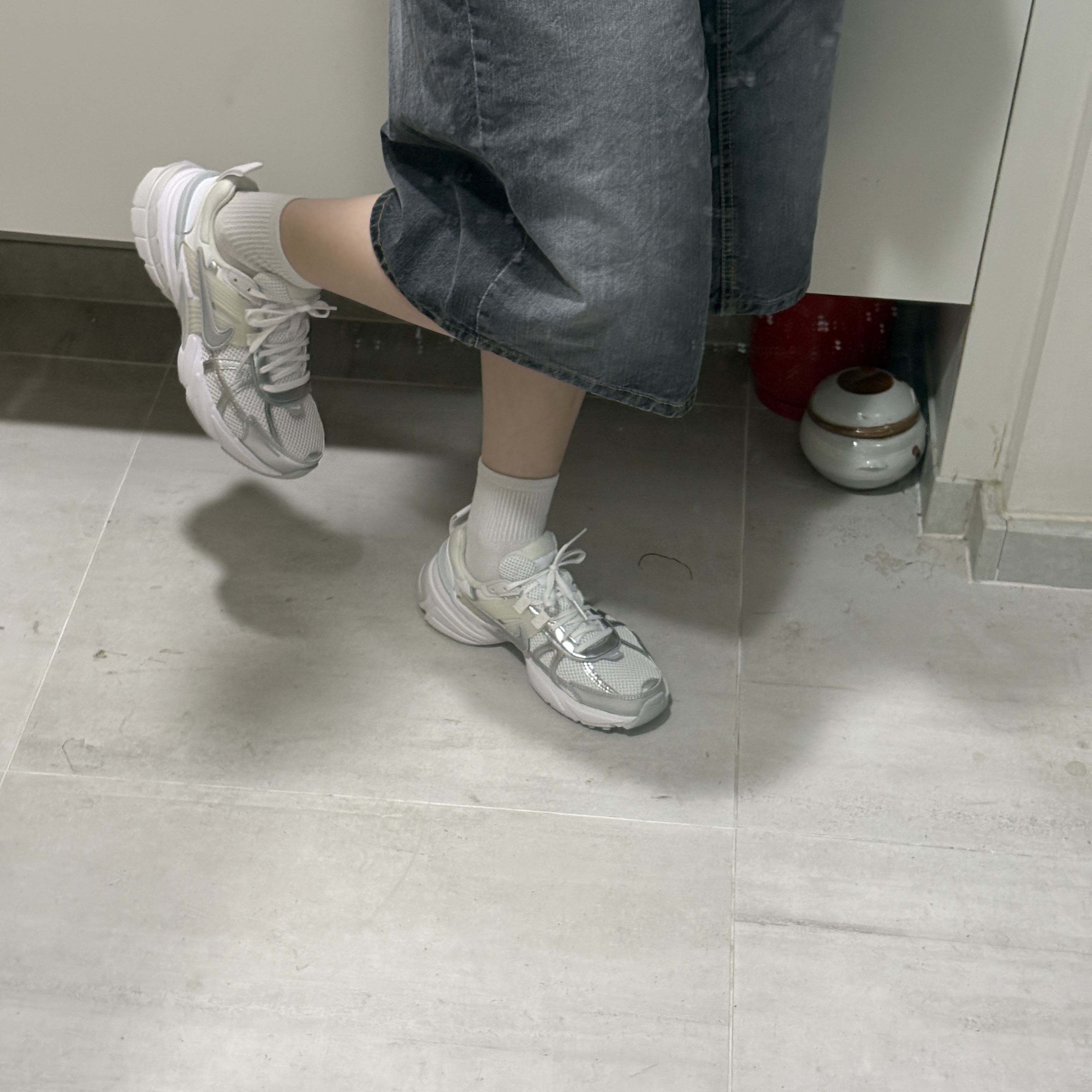 Nike V2K Run Metallic Silver White 착용 스타일