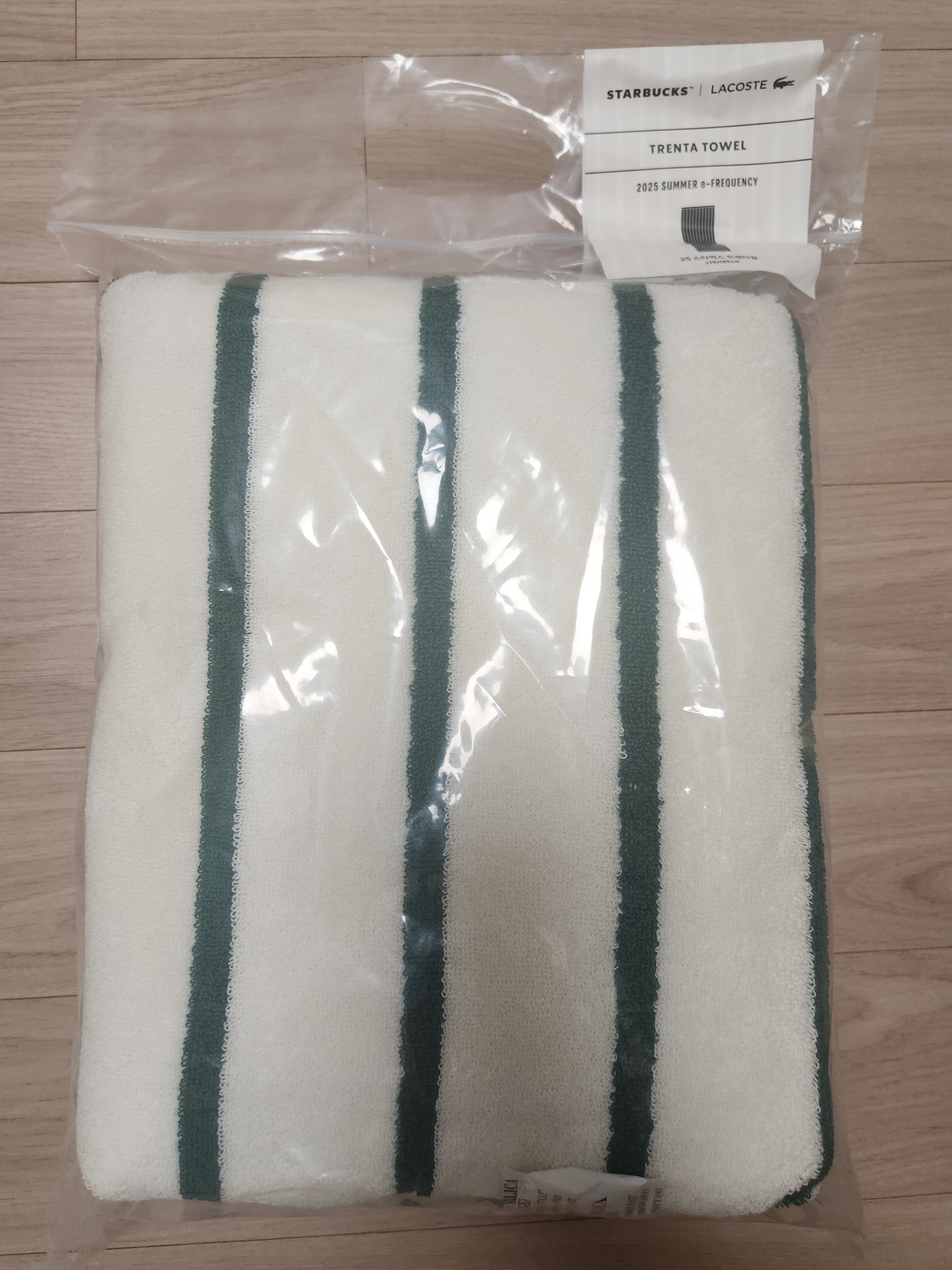 Starbucks x Lacoste Trent Towel Stripe 착용 스타일