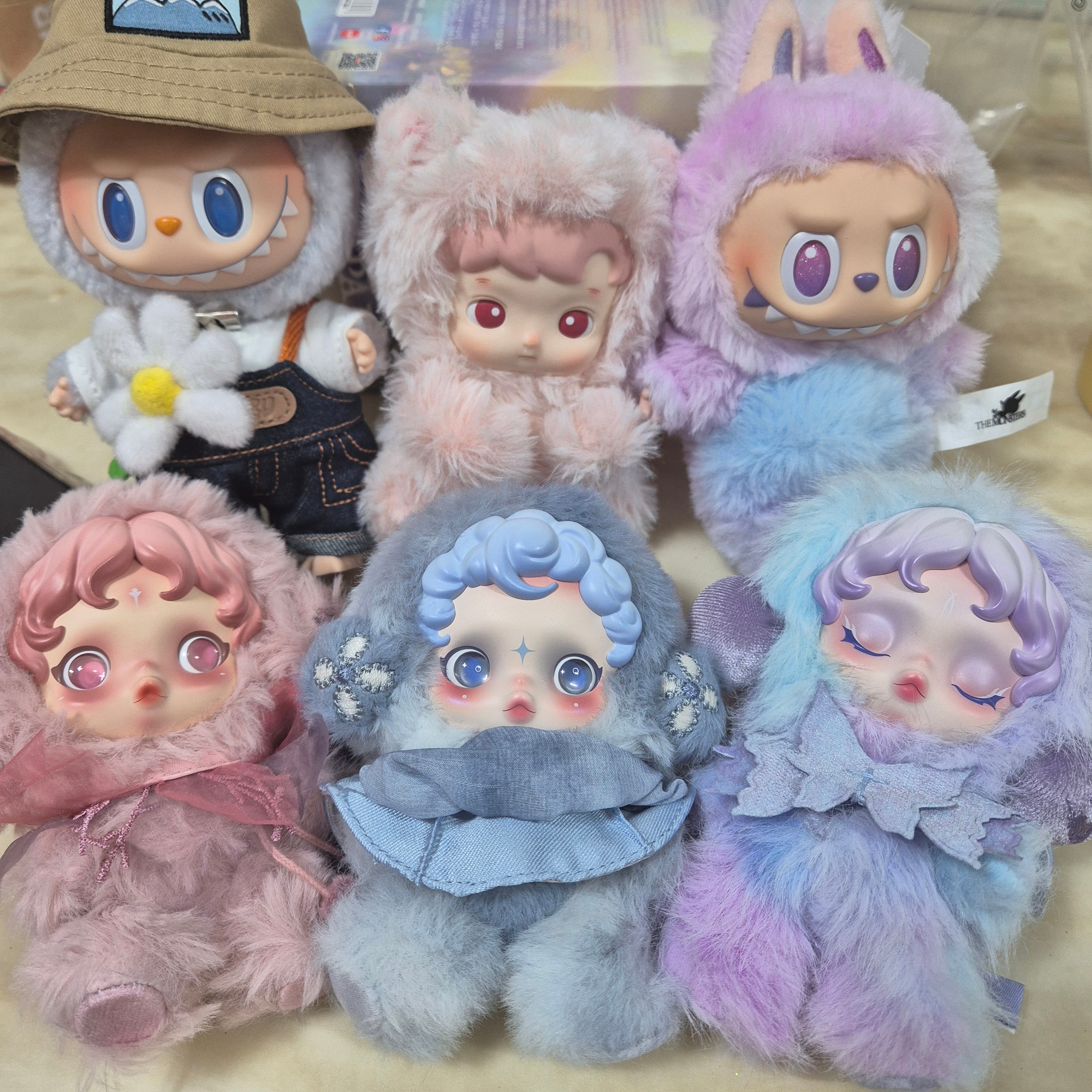 Pop Mart Skullpanda L’Impressionnisme Series Plush Doll Dew (Opened Case), Pop Mart Hacipupu Gummy Bear Series Vinyl Plush Pendant Peach Flavor (Opened Case) 착용 스타일