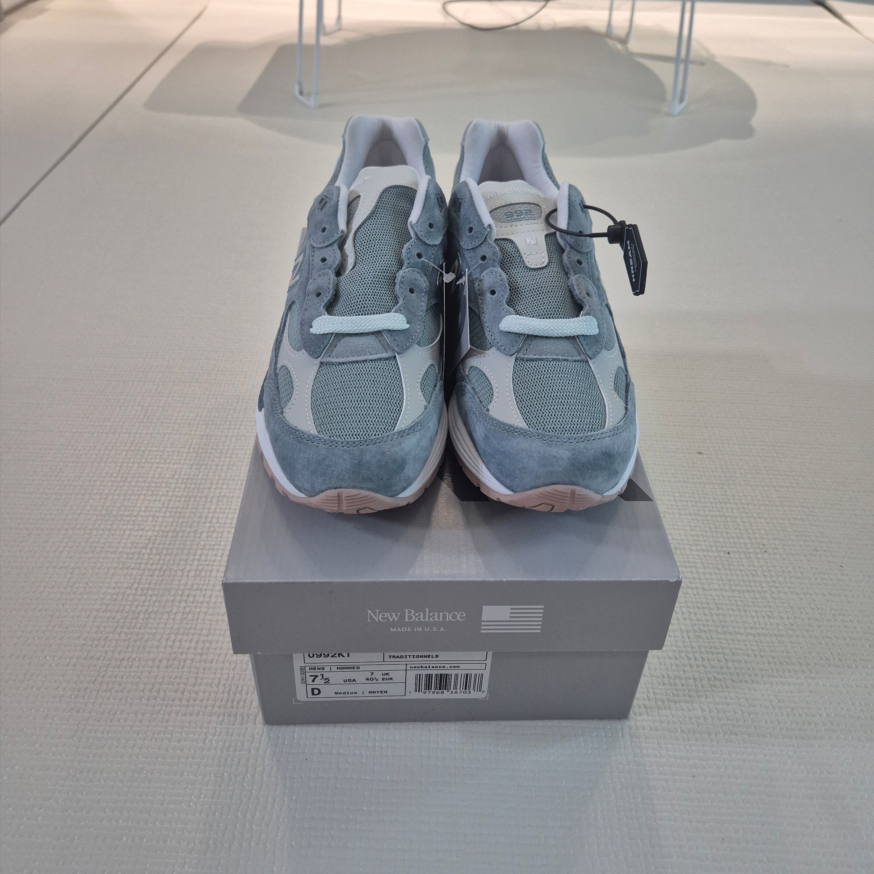 New Balance x Kith 992 Made in USA Aegean Blue Oyster 착용 스타일 - 2