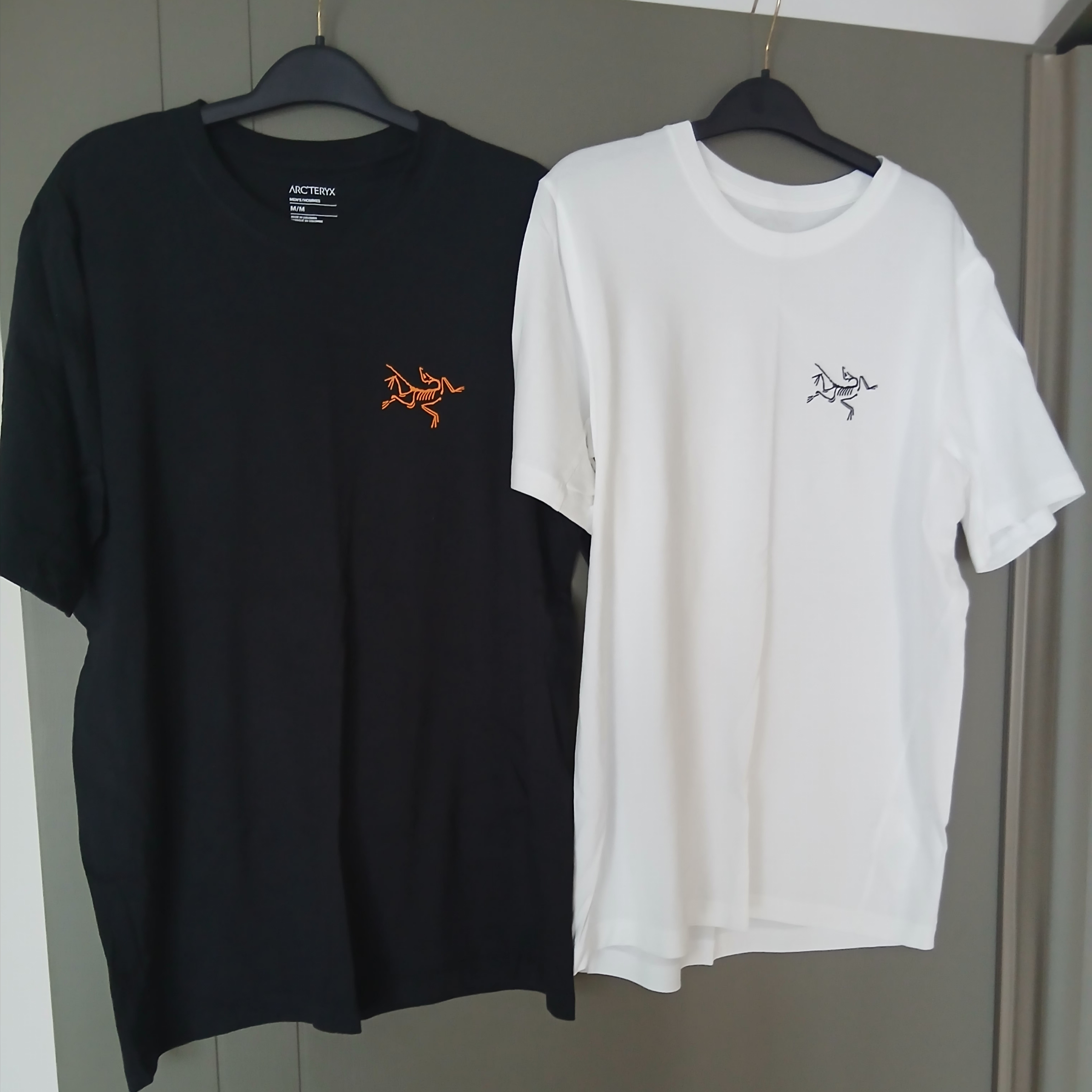 Arc'teryx Arc'Multi Bird Logo SS T-Shirt White Light, Arc'teryx Arc'Multi Bird Logo SS T-Shirt Black 착용 스타일 - 2