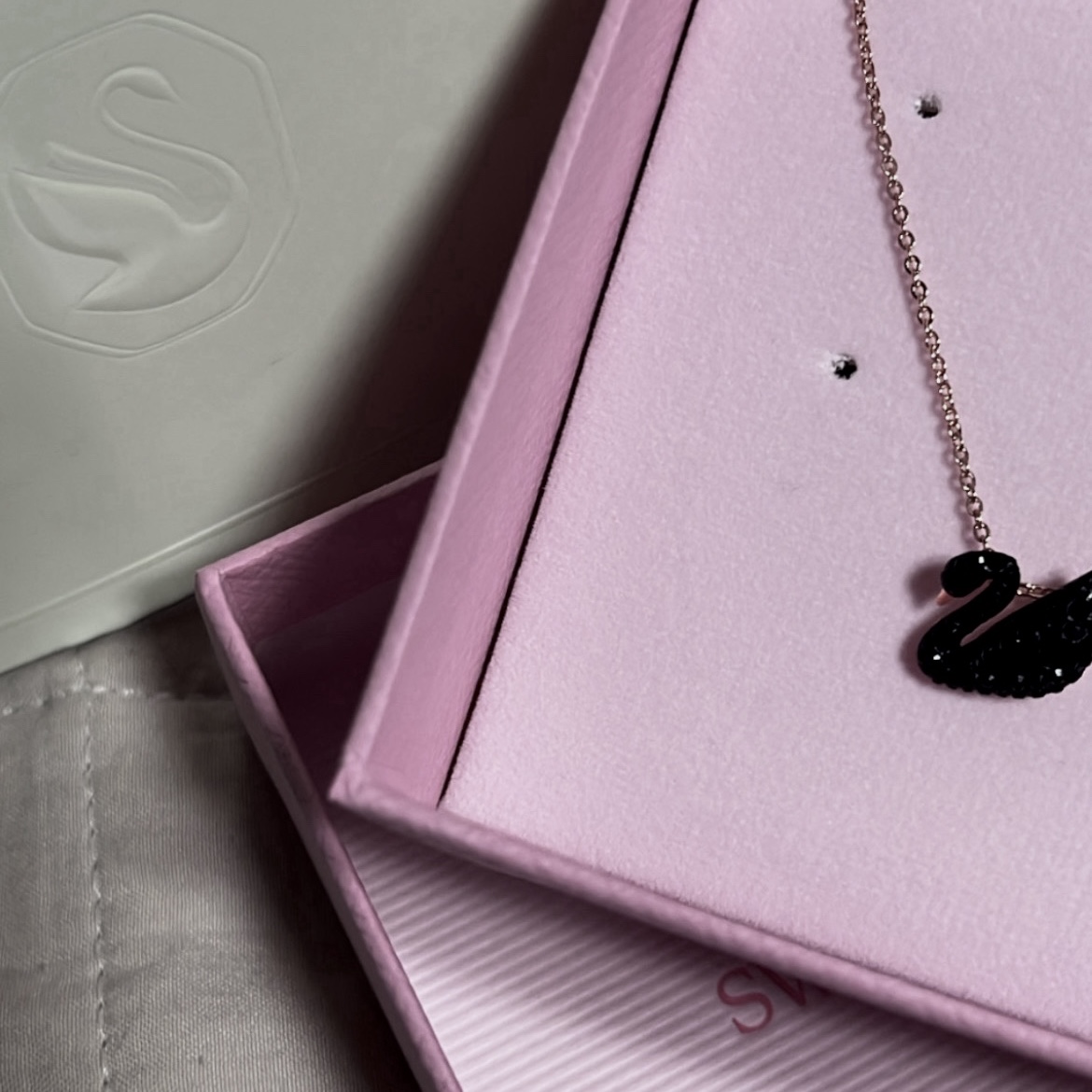 (W) Swarovski Iconic Swan Pendant Small Black Rose Gold Plated 착용 스타일