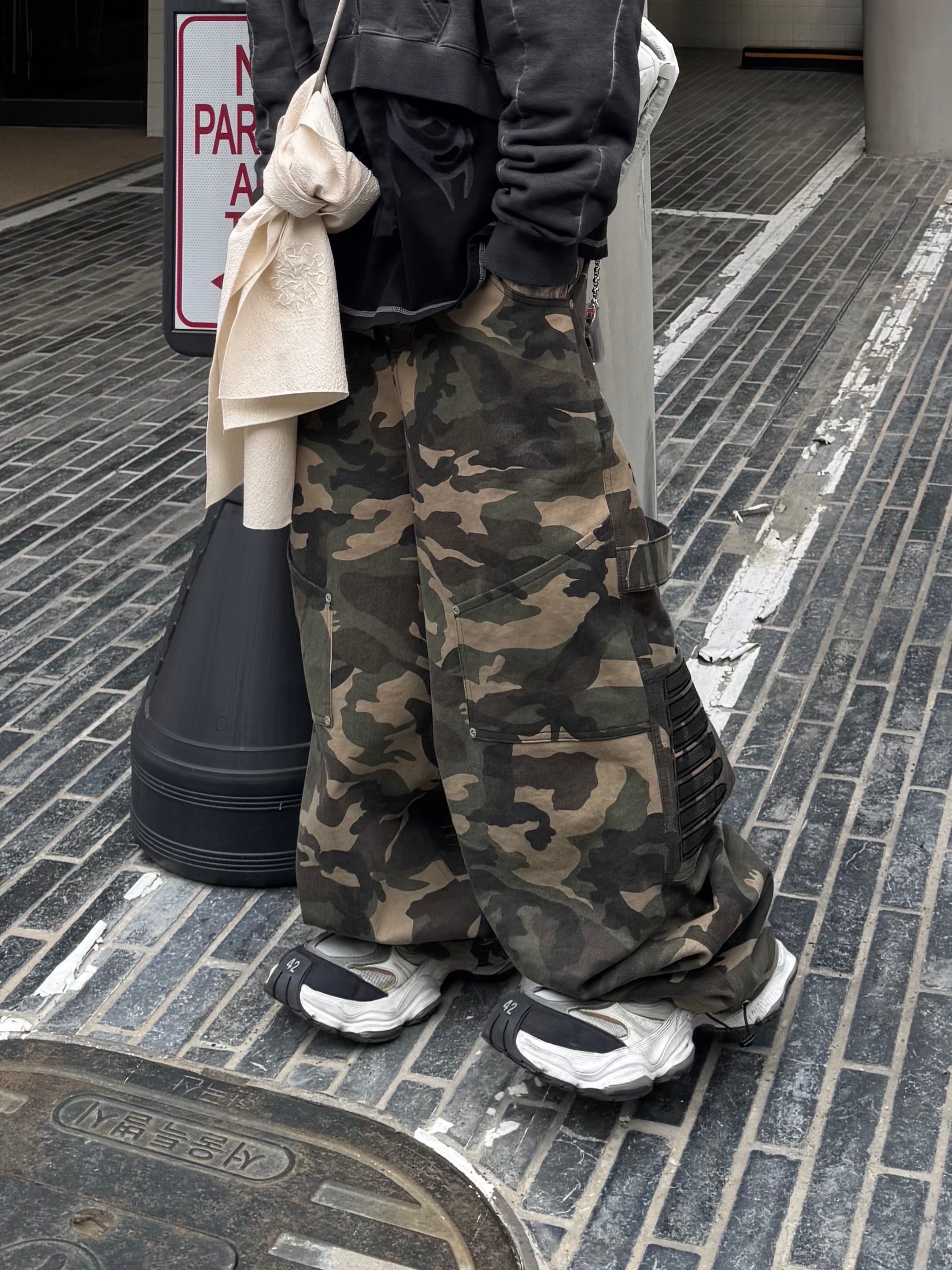 Balenciaga Cargo Sneakers White Grey 착용 스타일 - 1