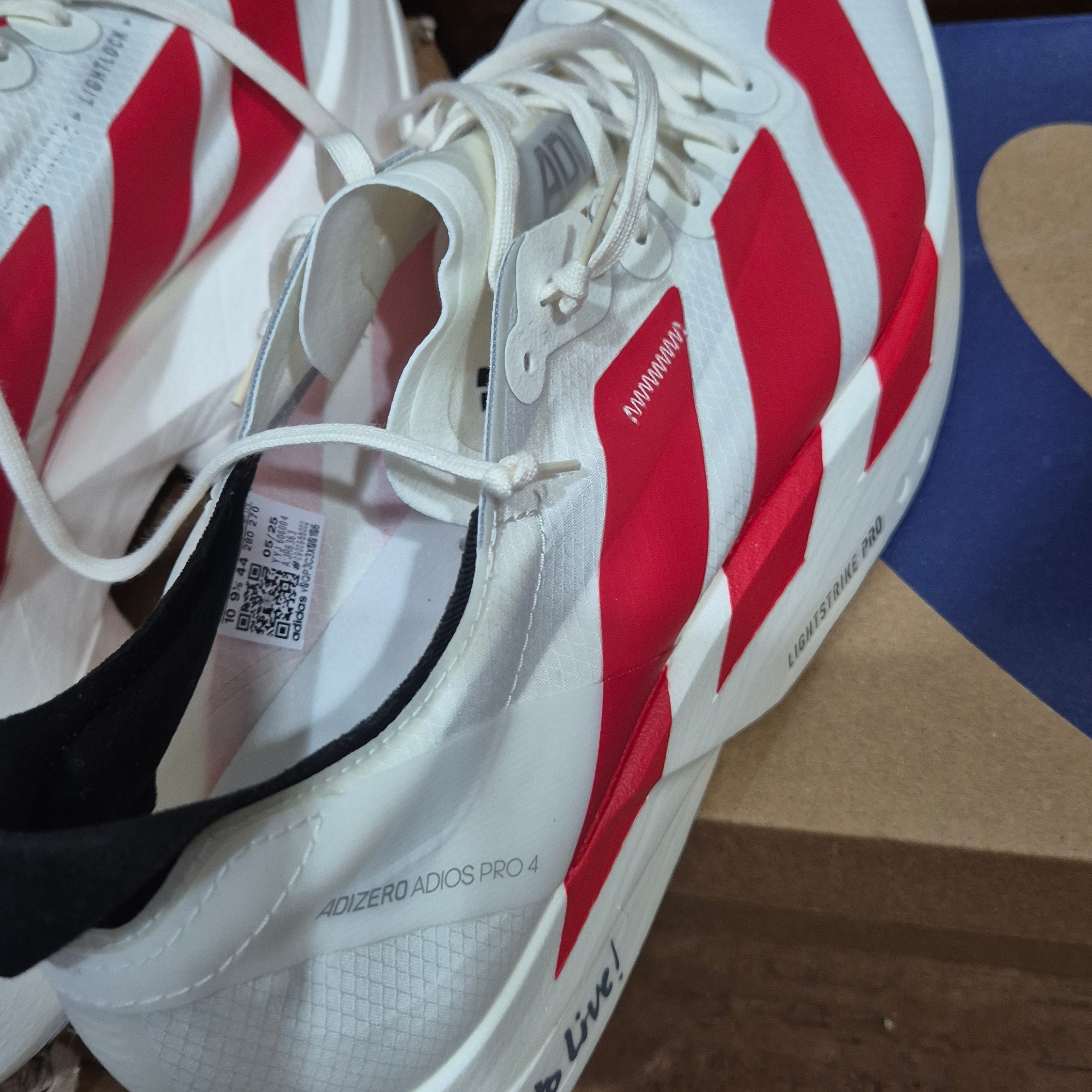 Adidas Adizero Adios Pro 4 Off White Better Scarlet 착용 스타일