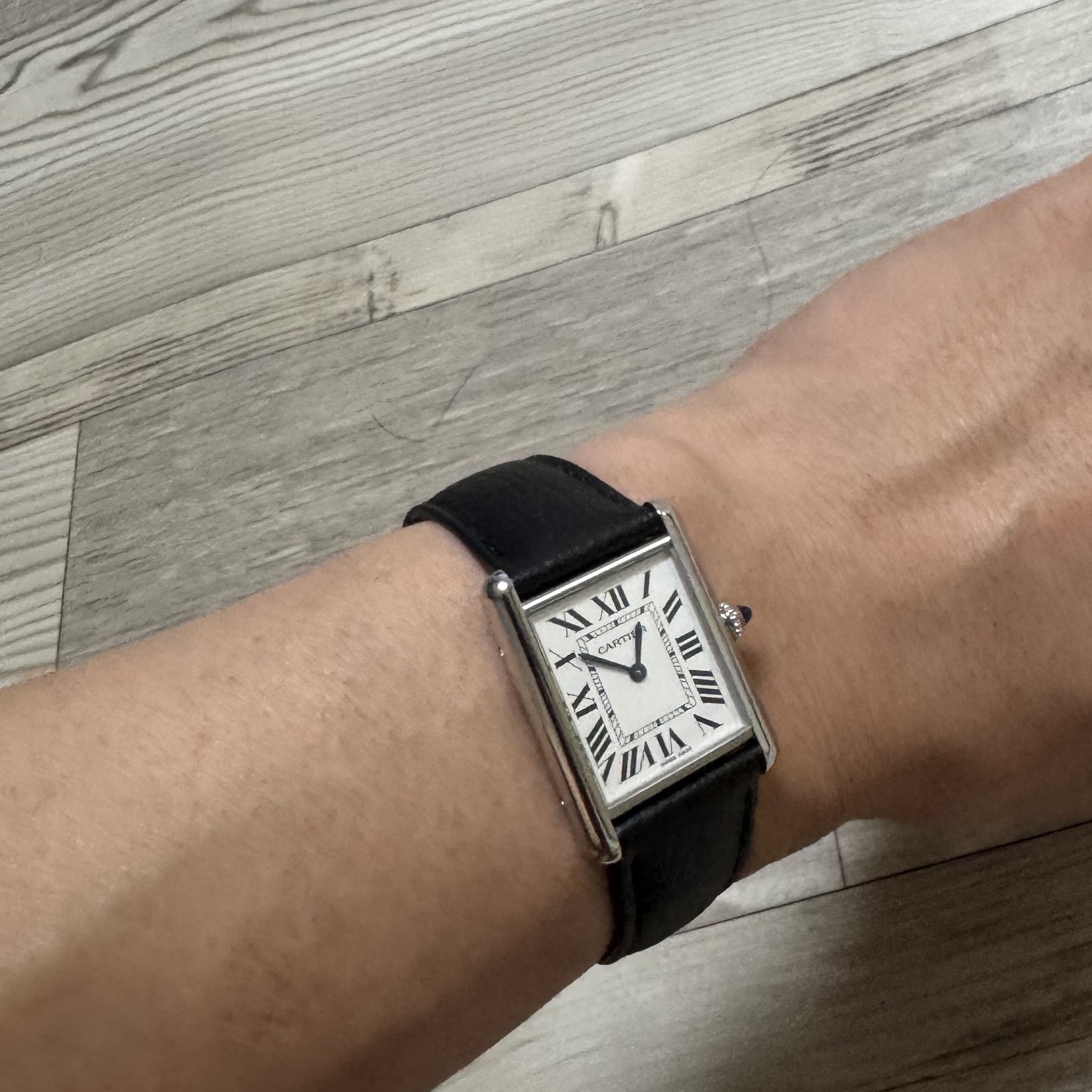 Cartier Tank Must Watch Large Quartz Steel Calfskin Black 착용 스타일