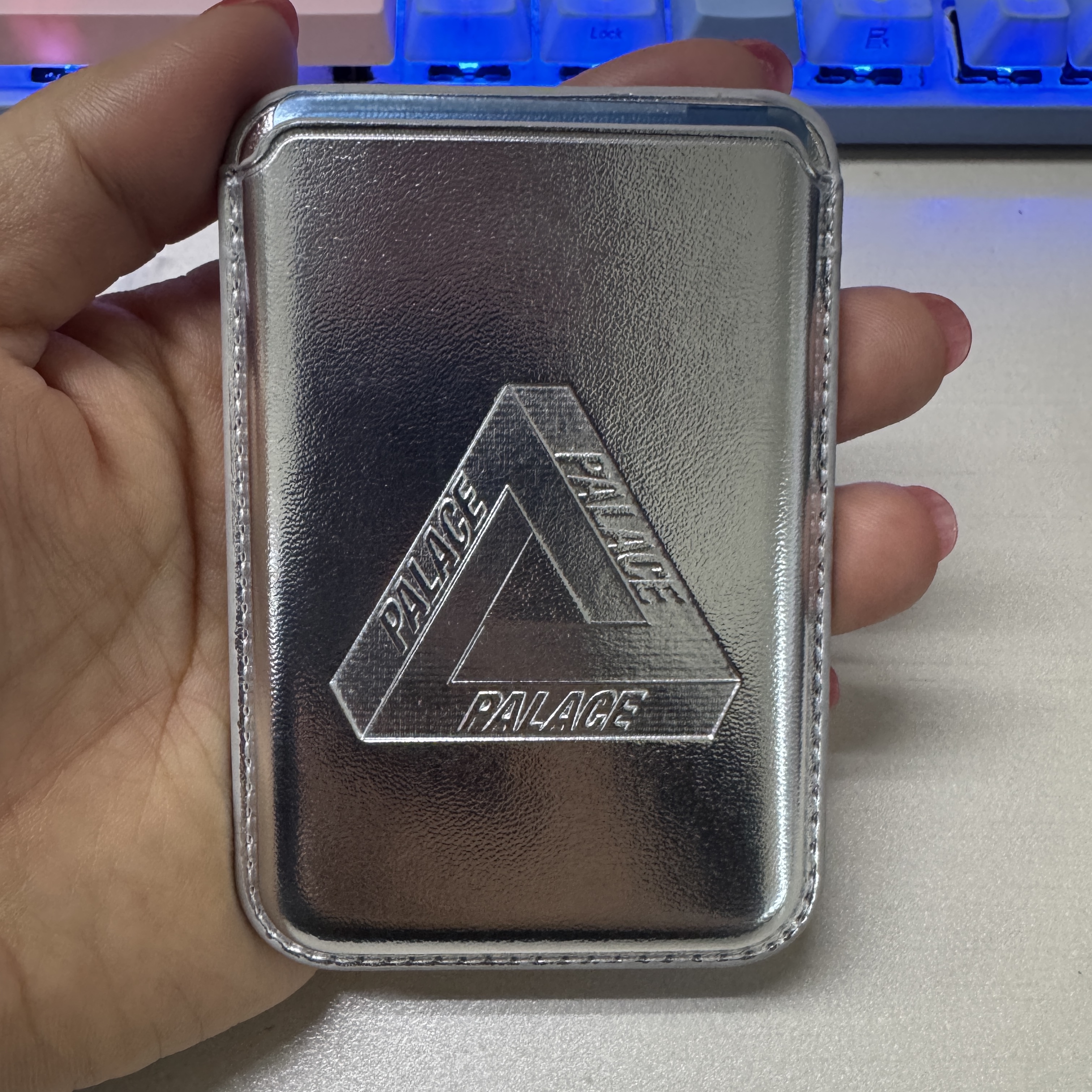 Palace Magsafe Wallet Silver - 25SS 착용 스타일
