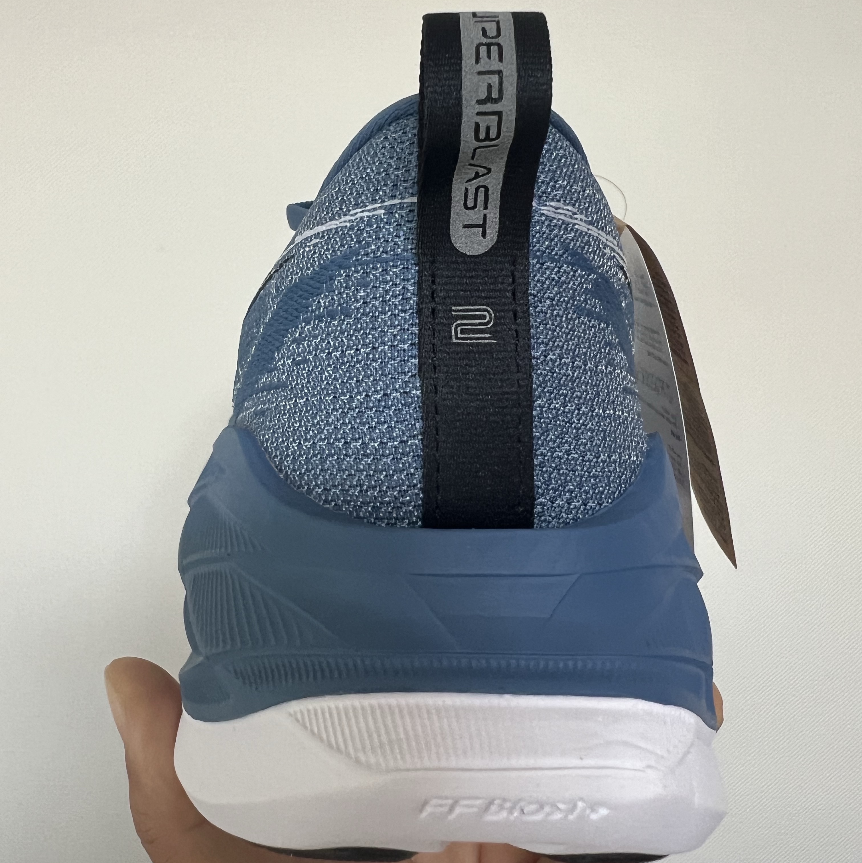 Asics Superblast 2 Winter Sea White 착용 스타일 - 3