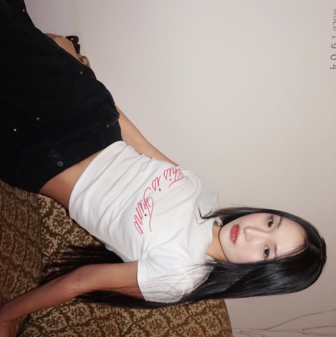 THIS IS FINE Cropped Signature Tee White 착용 스타일 - 4
