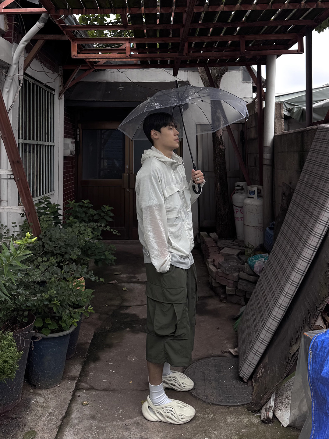 Adidas Yeezy Foam RNNR Sand 착용 스타일 - 6