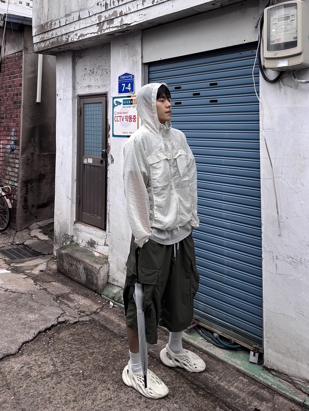 Adidas Yeezy Foam RNNR Sand 착용 스타일 - 1