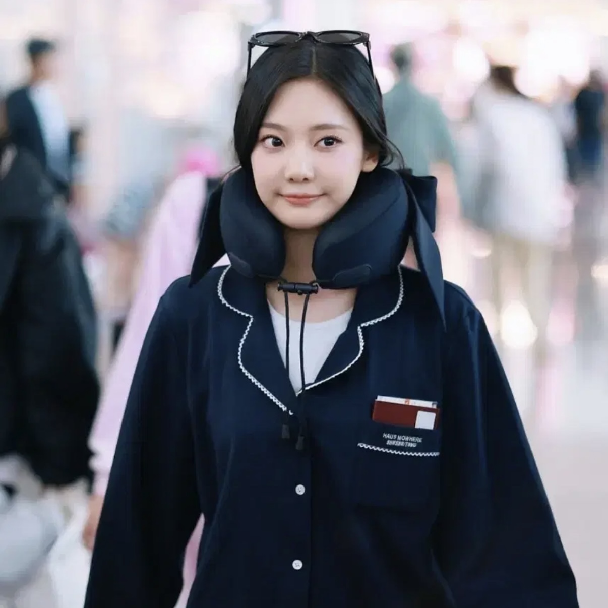 (W) Haus Nowhere x Shushu/Tong Pajama Set Navy Blue, Haus Nowhere x Shushu/Tong Ribbon Neck Pillow 1 Navy Blue 착용 스타일 - 1