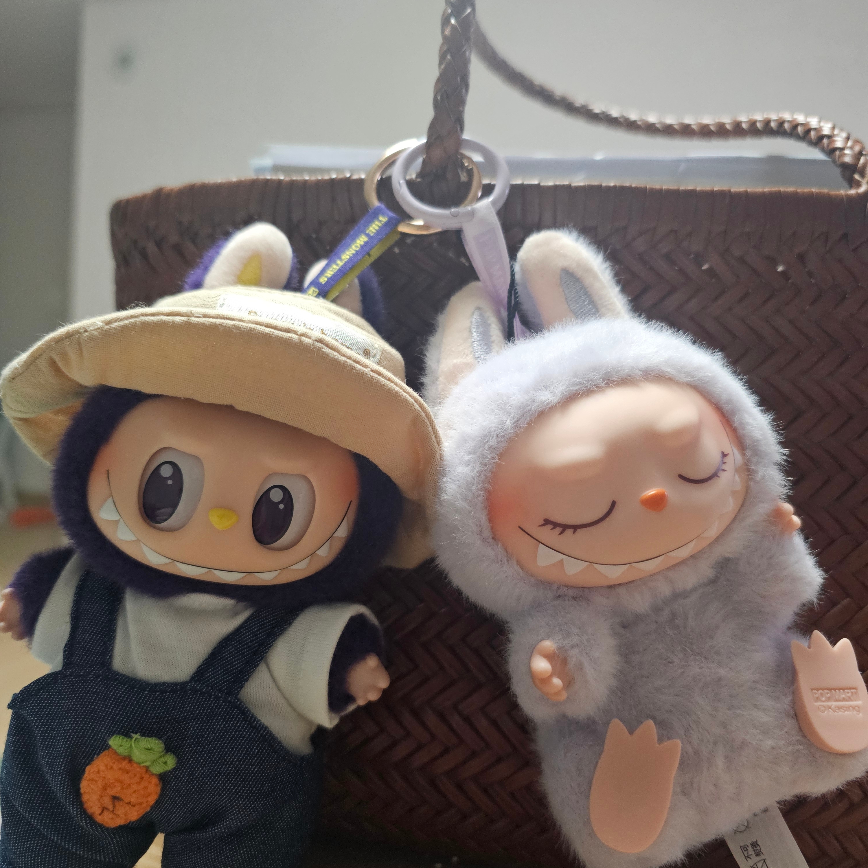 Pop Mart Labubu Let's Play Together Doll Series Zizi Keyring (Opened Case) 착용 스타일 - 3