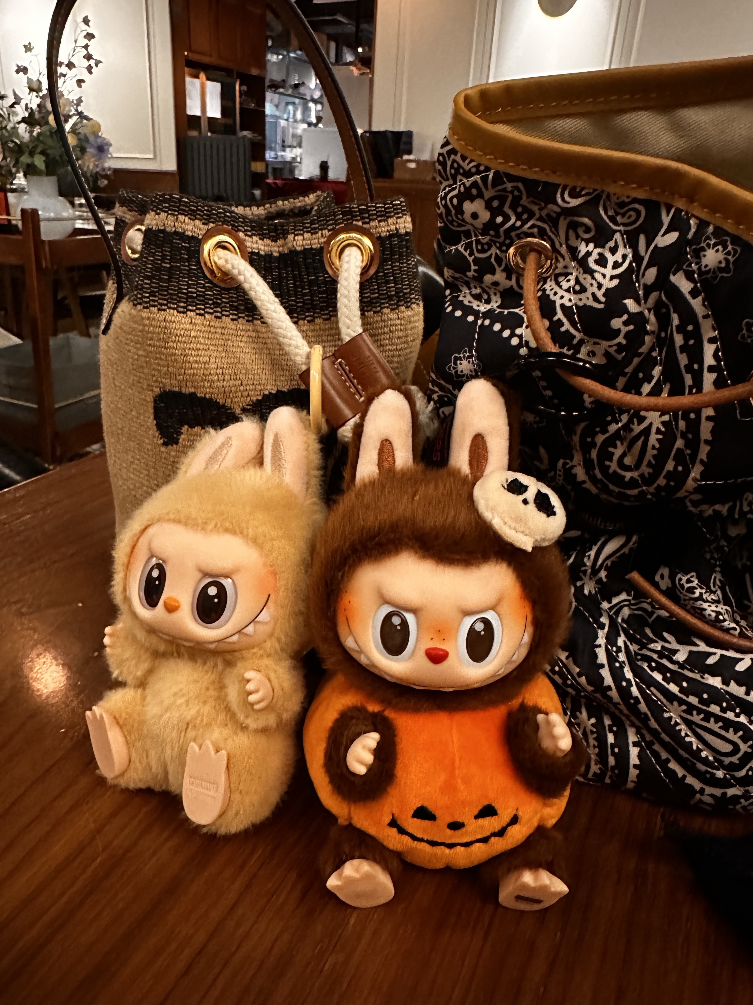 Pop Mart Labubu Halloween Party Series Pumpkin Toy Keyring 착용 스타일