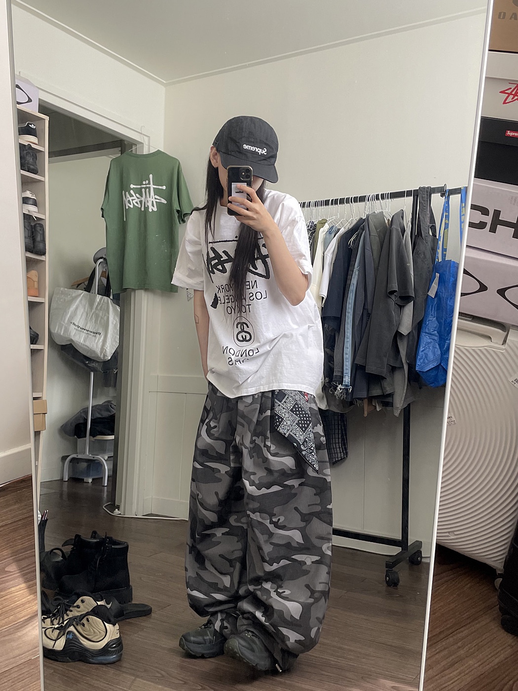 Stussy World Tour T-Shirt White, Supreme Shockcord Camp Cap Black - 21FW 착용 스타일 - 3