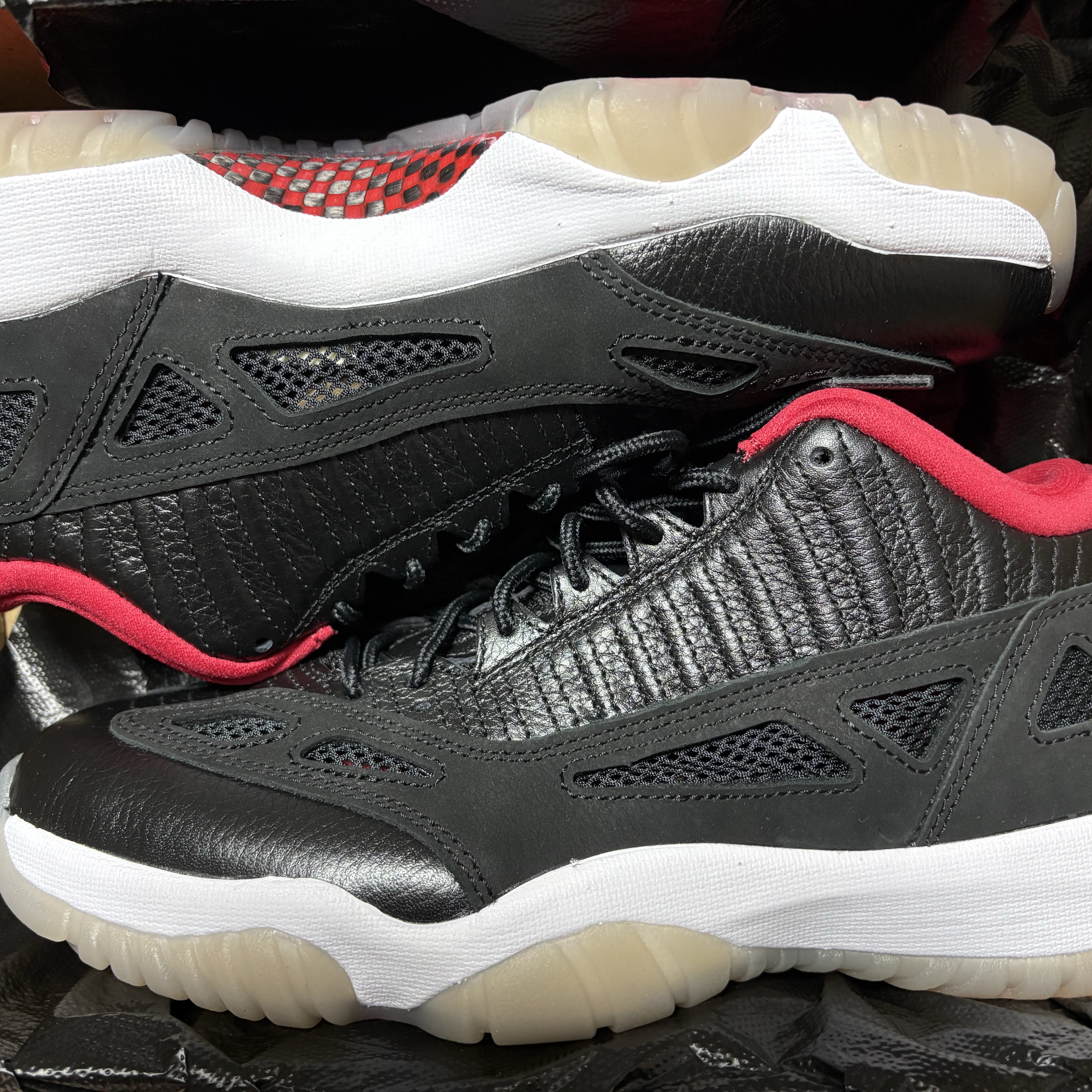 Jordan 11 Retro Low IE Bred 2021 착용 스타일 - 2