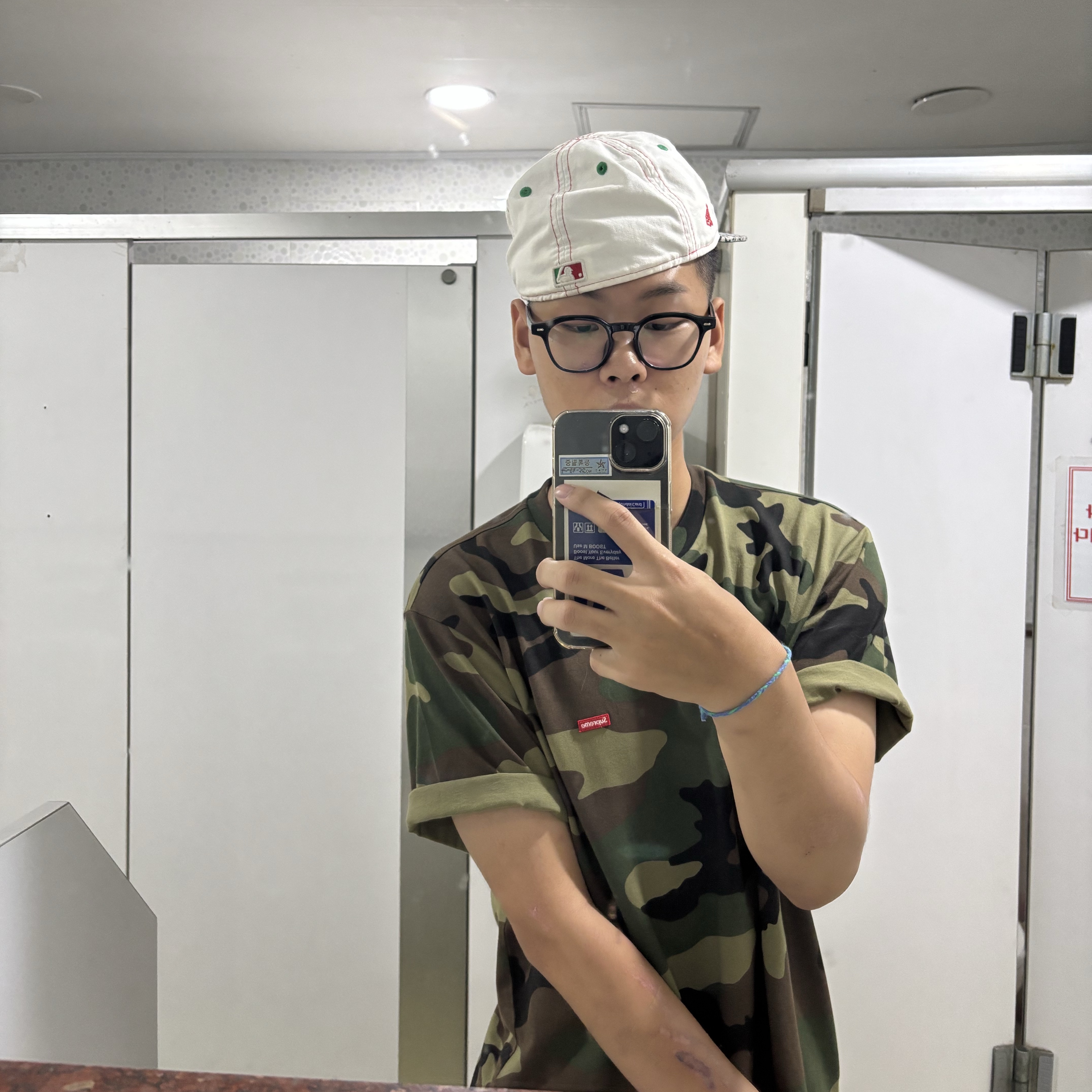 Supreme Small Box T-Shirt Woodland Camo - 25SS, Nike Air Max Dn SE Sky Blue Chamois Hyper Blue 착용 스타일 - 3