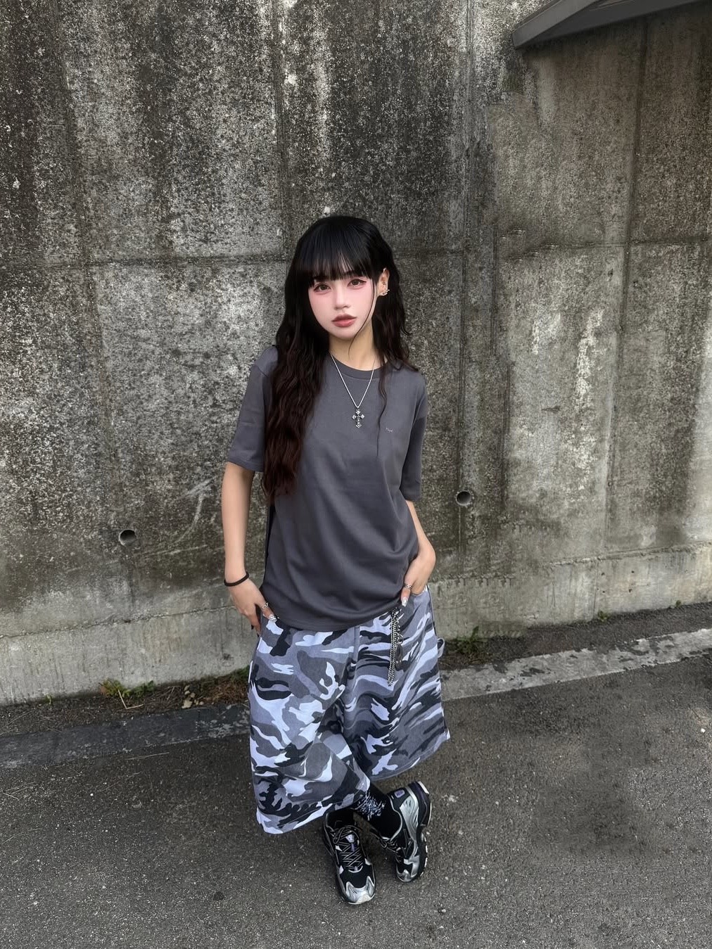 SLOW RECORD HOUSE Carpenter Bermuda Wide Camo Pants White 착용 스타일 - 4