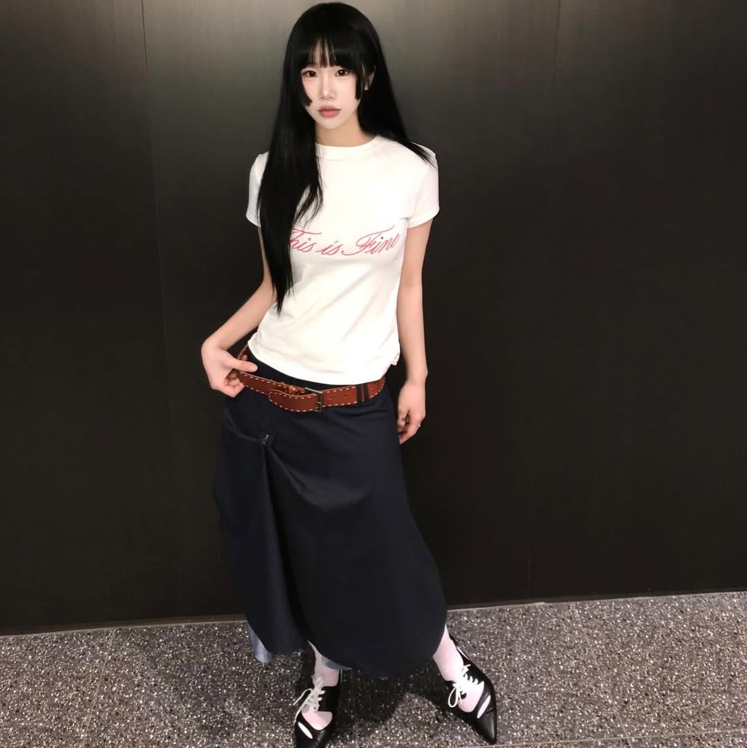 THIS IS FINE Cropped Signature Tee White 착용 스타일 - 3