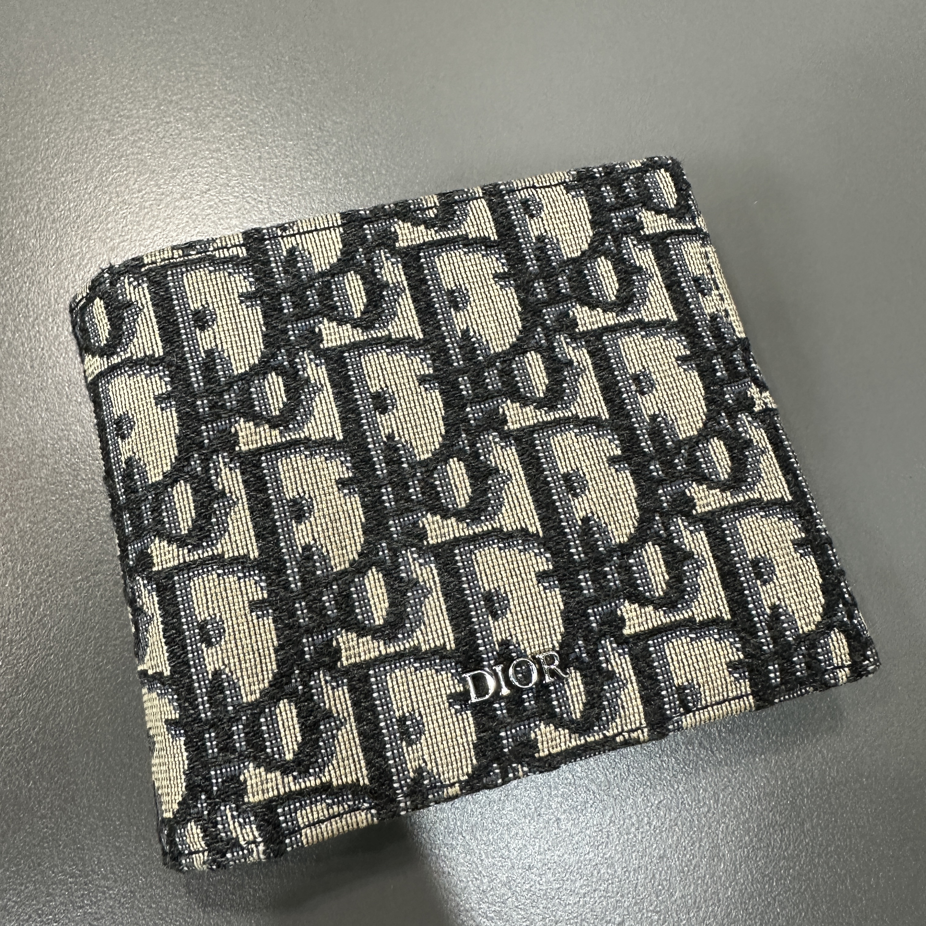 Dior Compact Wallet Beige & Black Dior Oblique Jacquard 착용 스타일