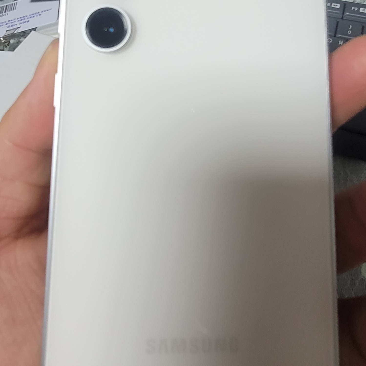 [S등급] Refurbished Galaxy S23 FE 256GB Cream 착용 스타일 - 4
