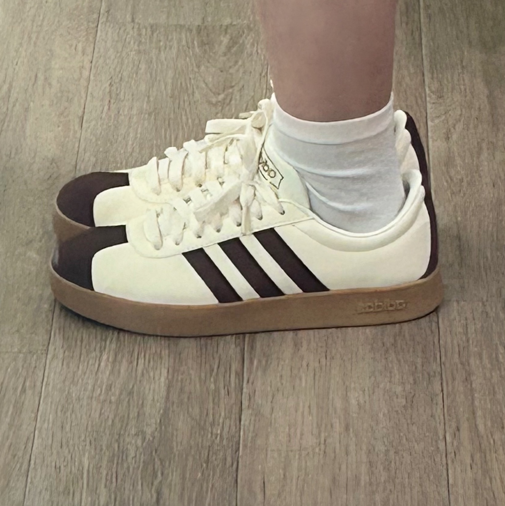 Adidas VL Court 2.0 Cream Brown 착용 스타일 - 2