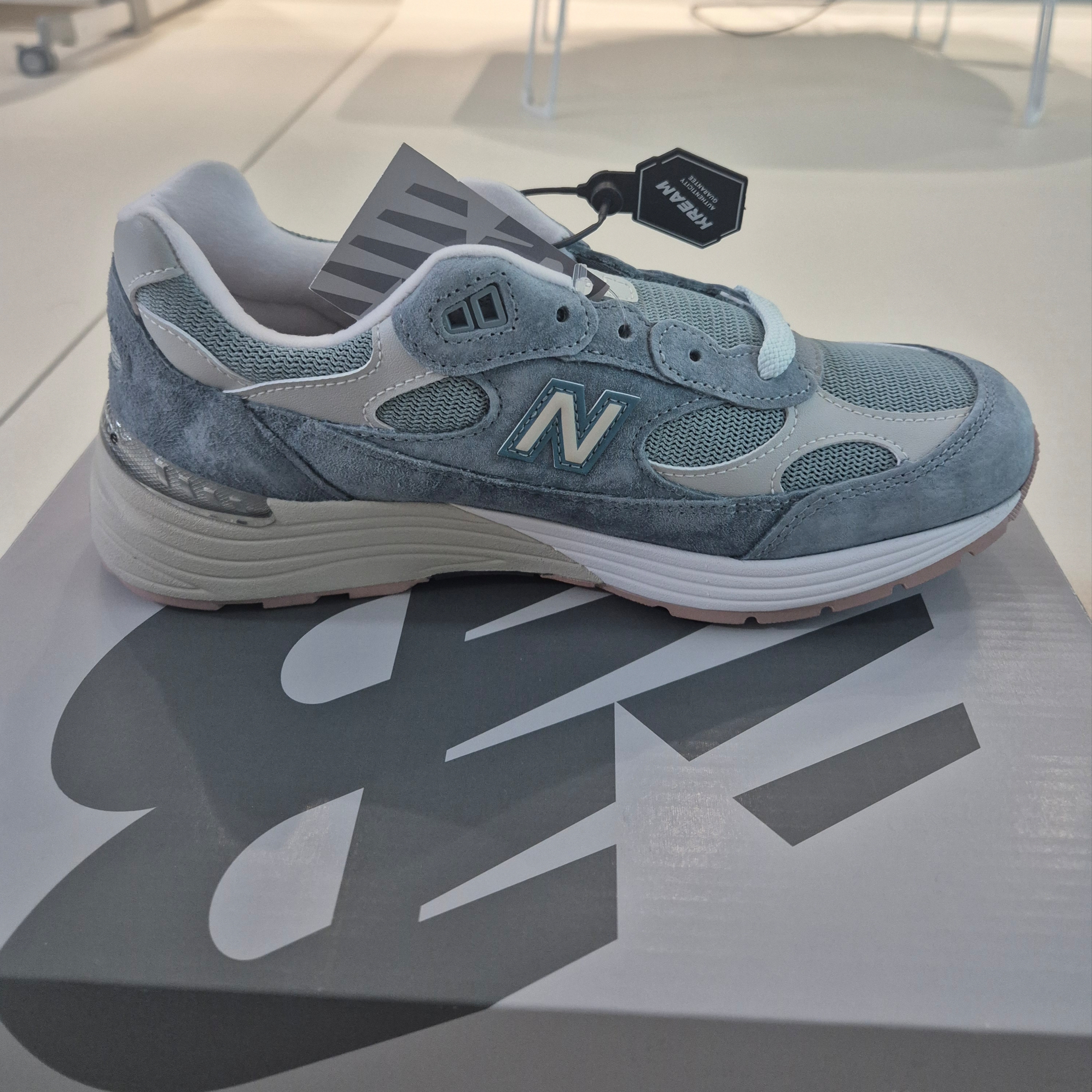 New Balance x Kith 992 Made in USA Aegean Blue Oyster 착용 스타일 - 6