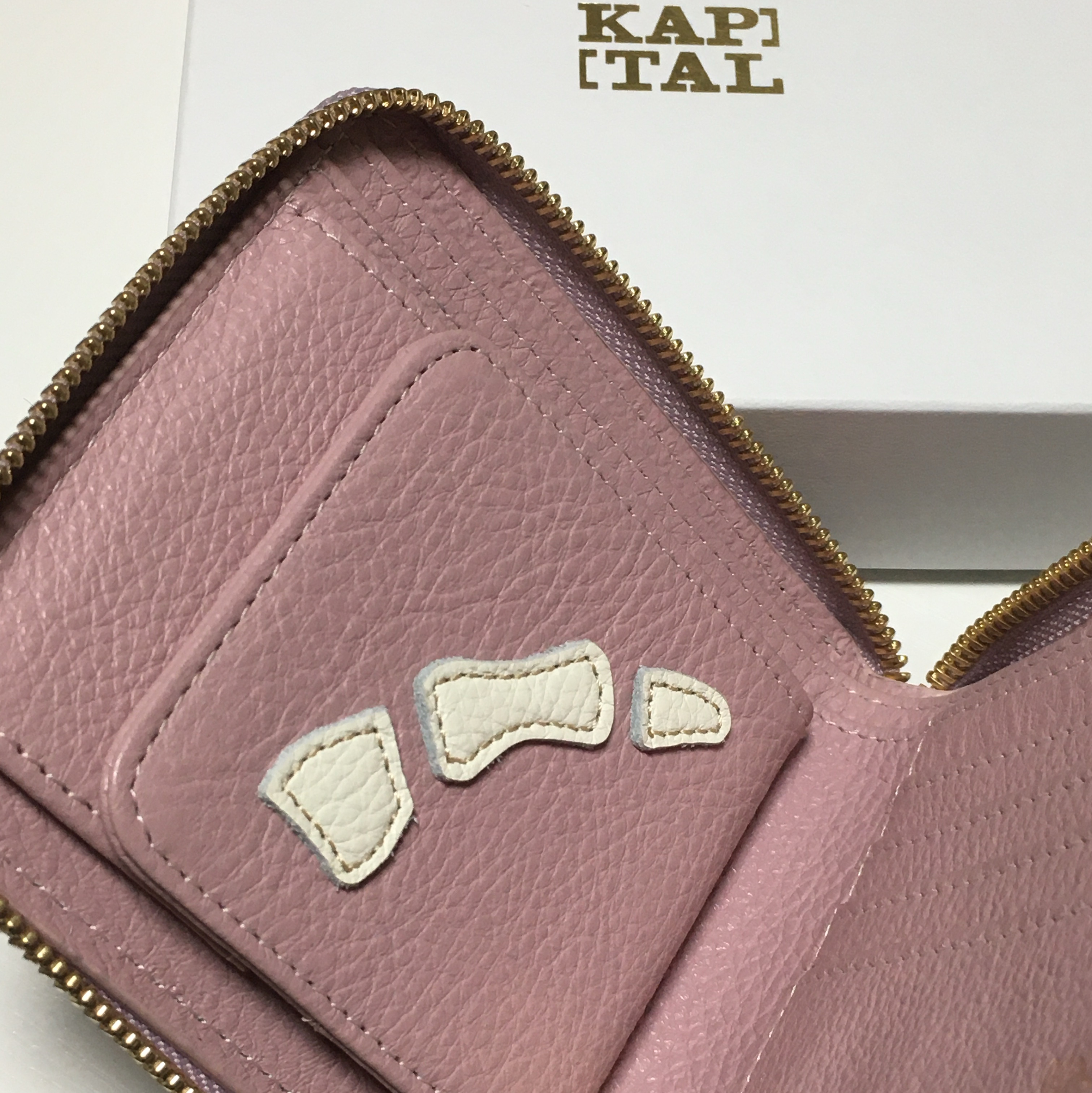 Kapital Thumbs Up Bone Hand Zip Wallet Pink 착용 스타일 - 2