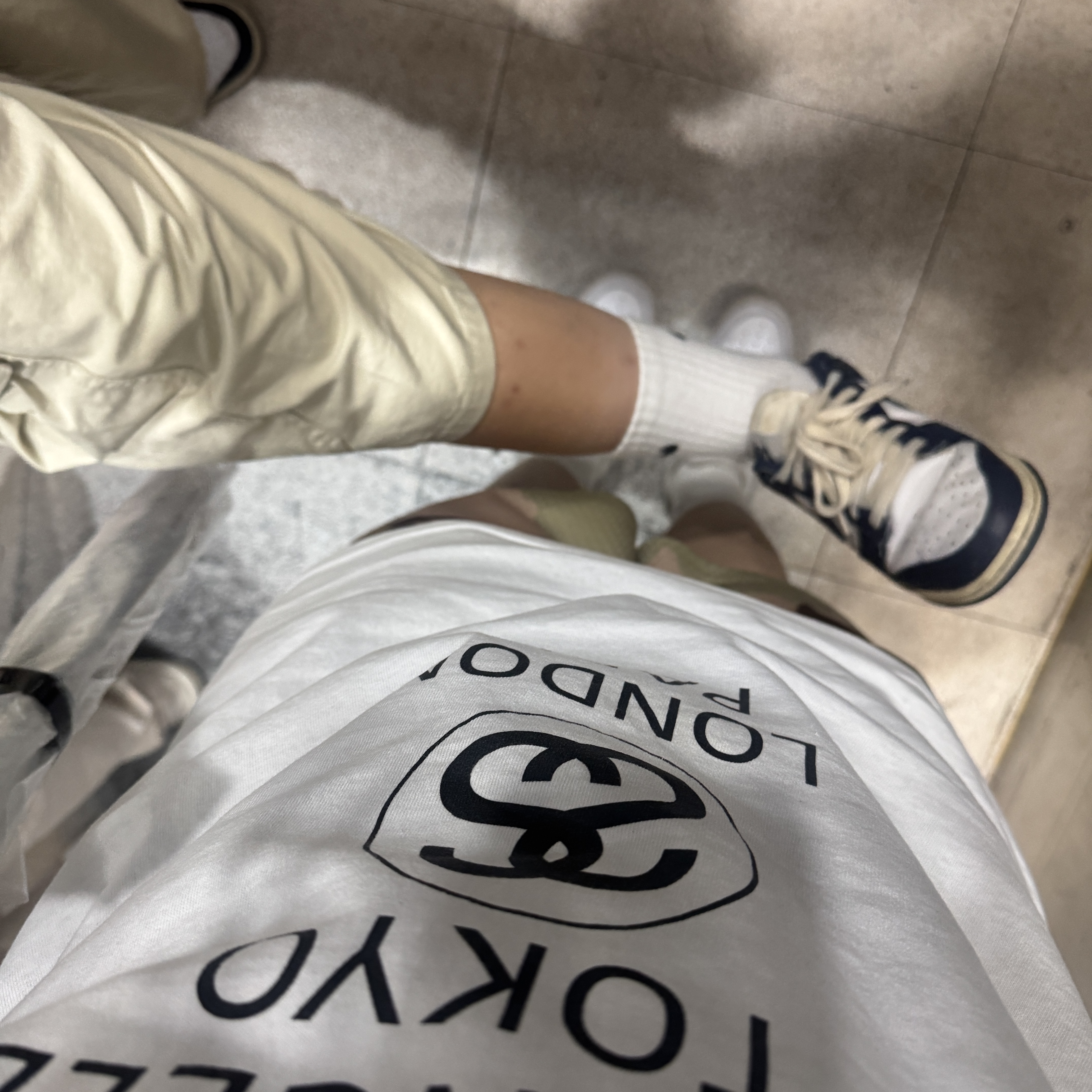 Stussy World Tour T-Shirt White 2023, Stussy Basic Mesh Shorts Sand Camo 착용 스타일