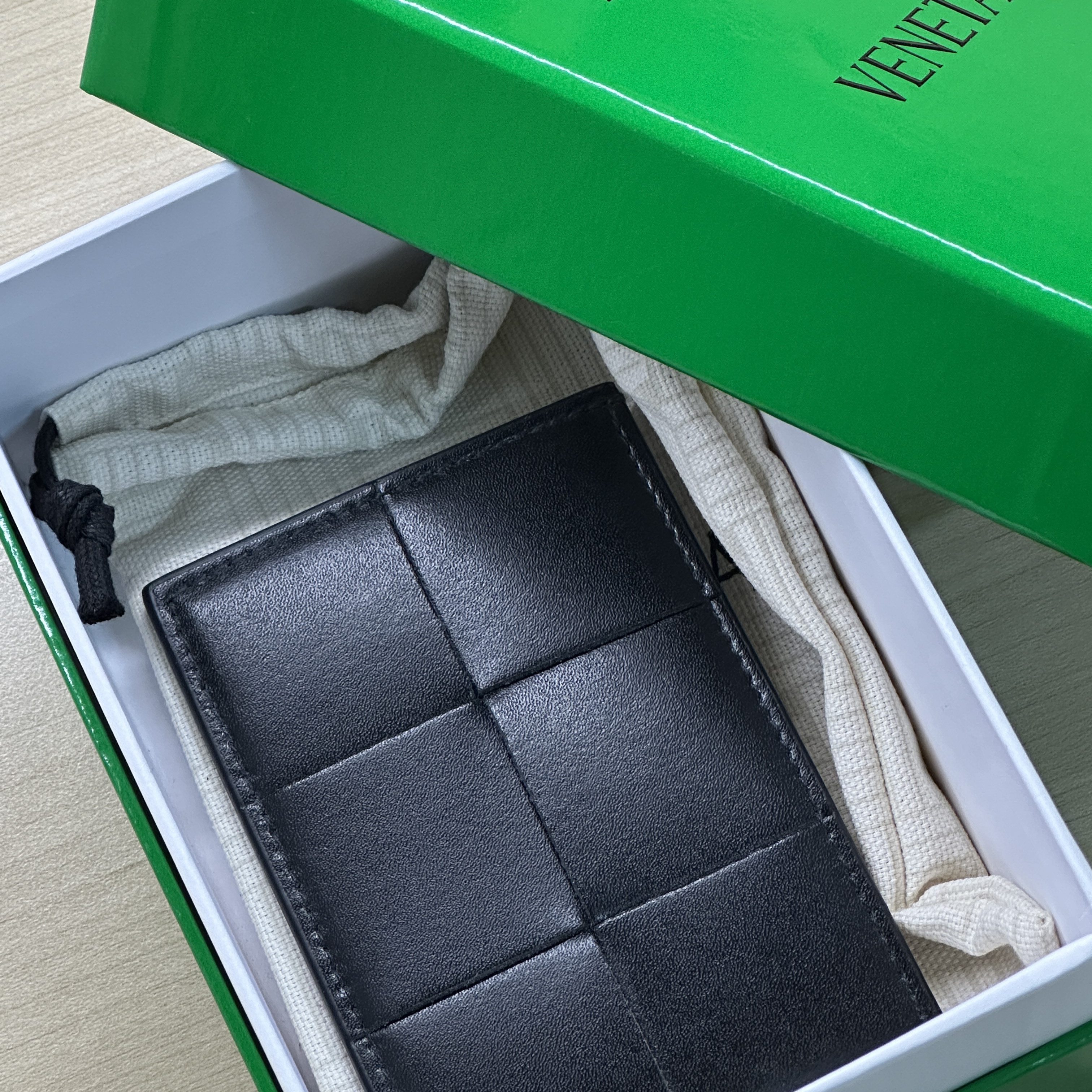 Bottega Veneta Credit Card Case Calfskin Black 착용 스타일