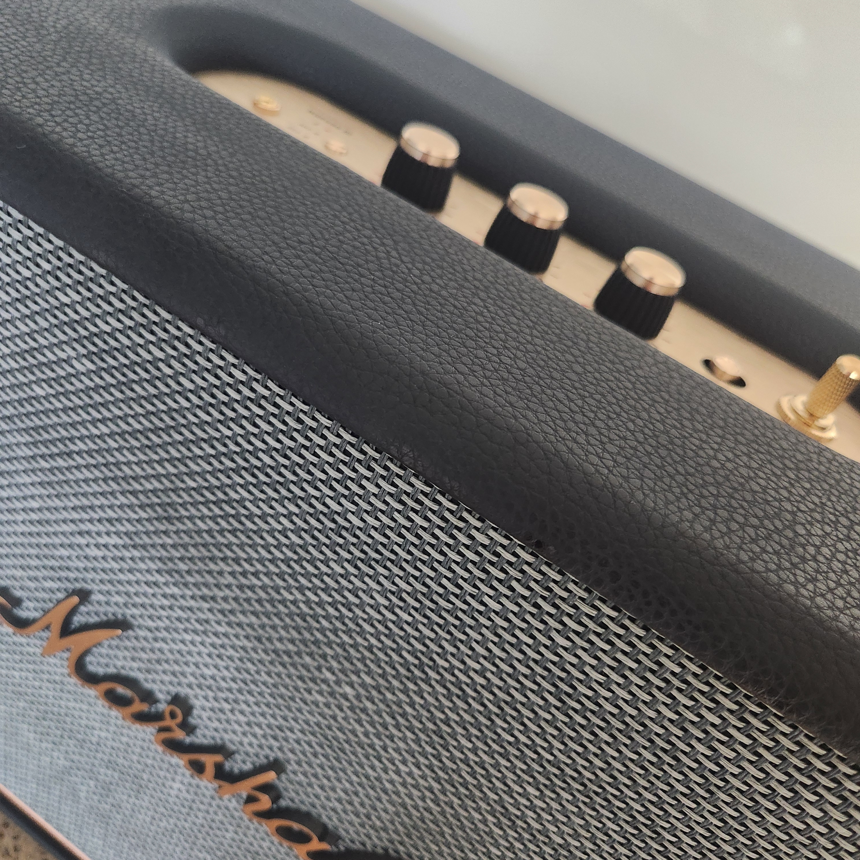 Marshall Woburn III Bluetooth Black (Korean Ver.) 착용 스타일 - 1