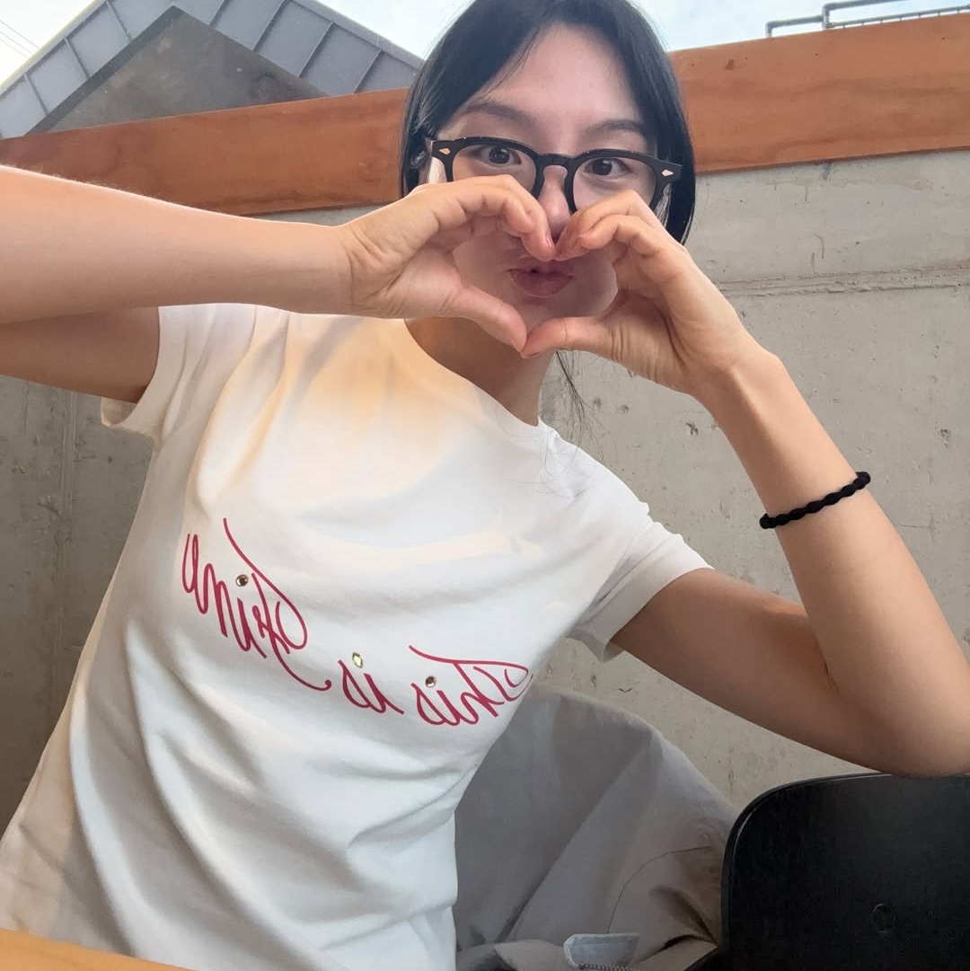 THIS IS FINE Cropped Signature Tee White 착용 스타일 - 2