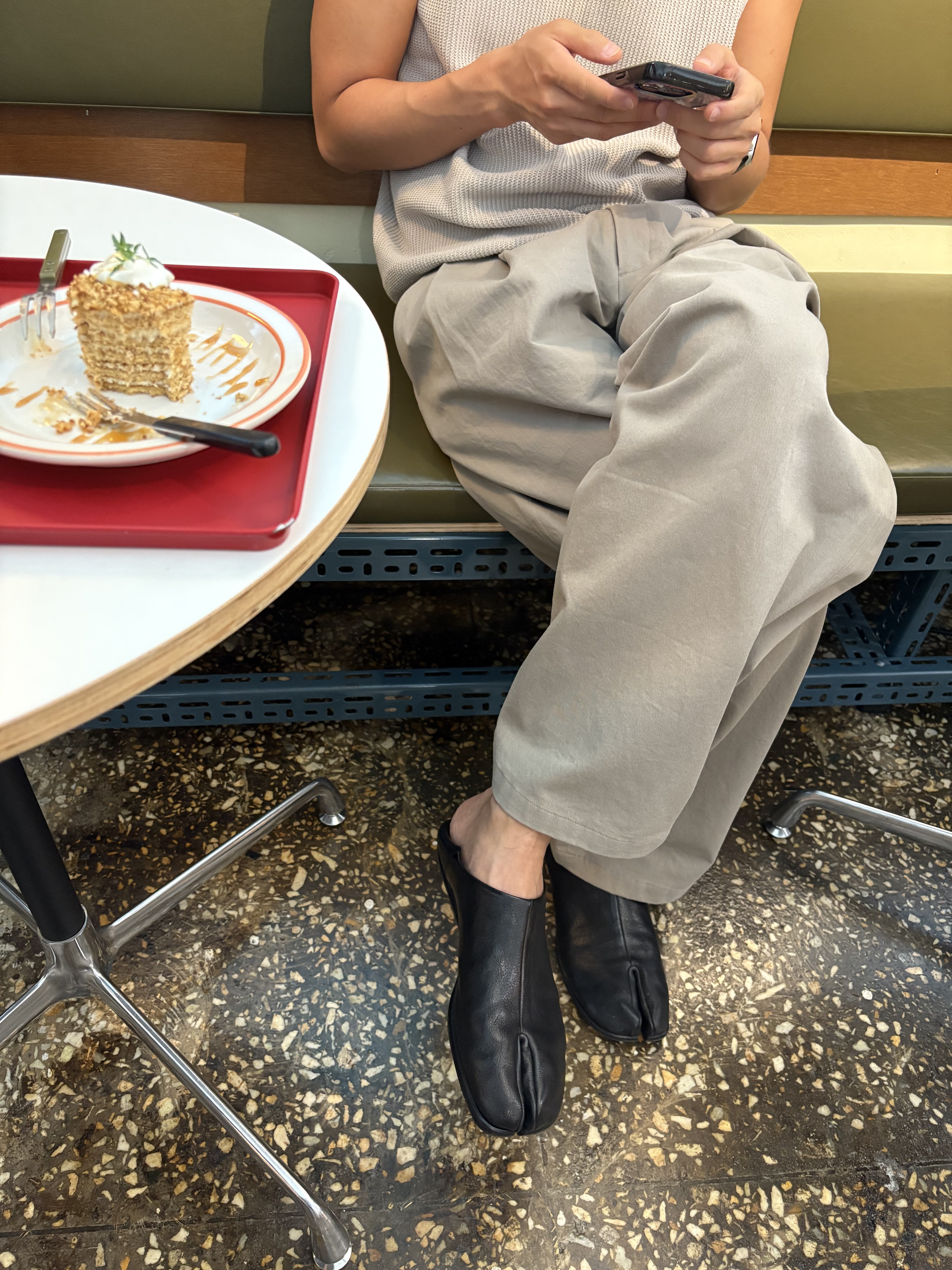 Maison Margiela Slip-On Tabi Shoes Black 착용 스타일 - 6