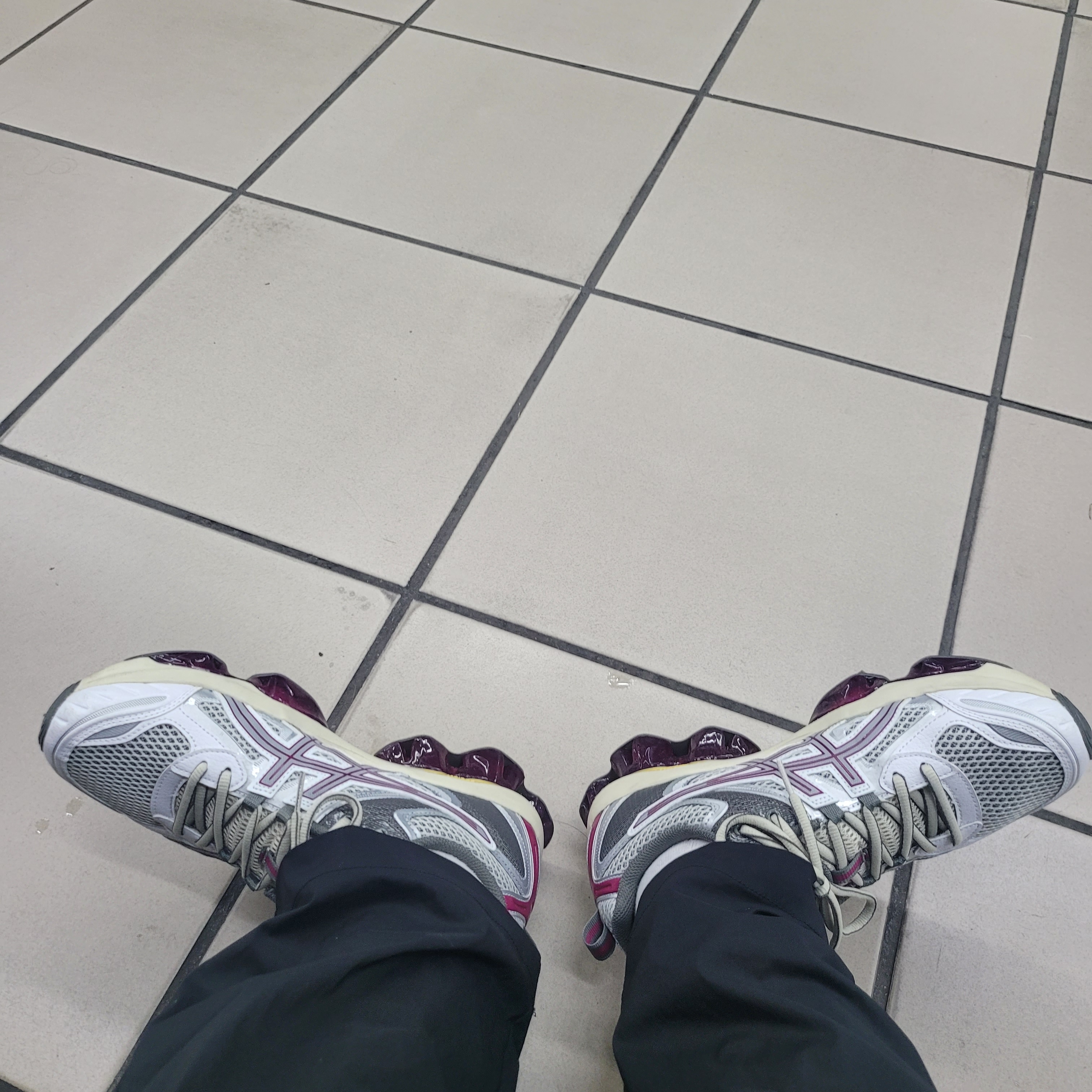 Asics Gel-Quantum Kinetic Cream Dried Berry 착용 스타일 - 2