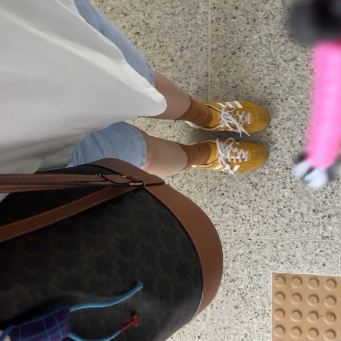 (W) Adidas Gazelle Indoor Orange Peel Cloud White 착용 스타일