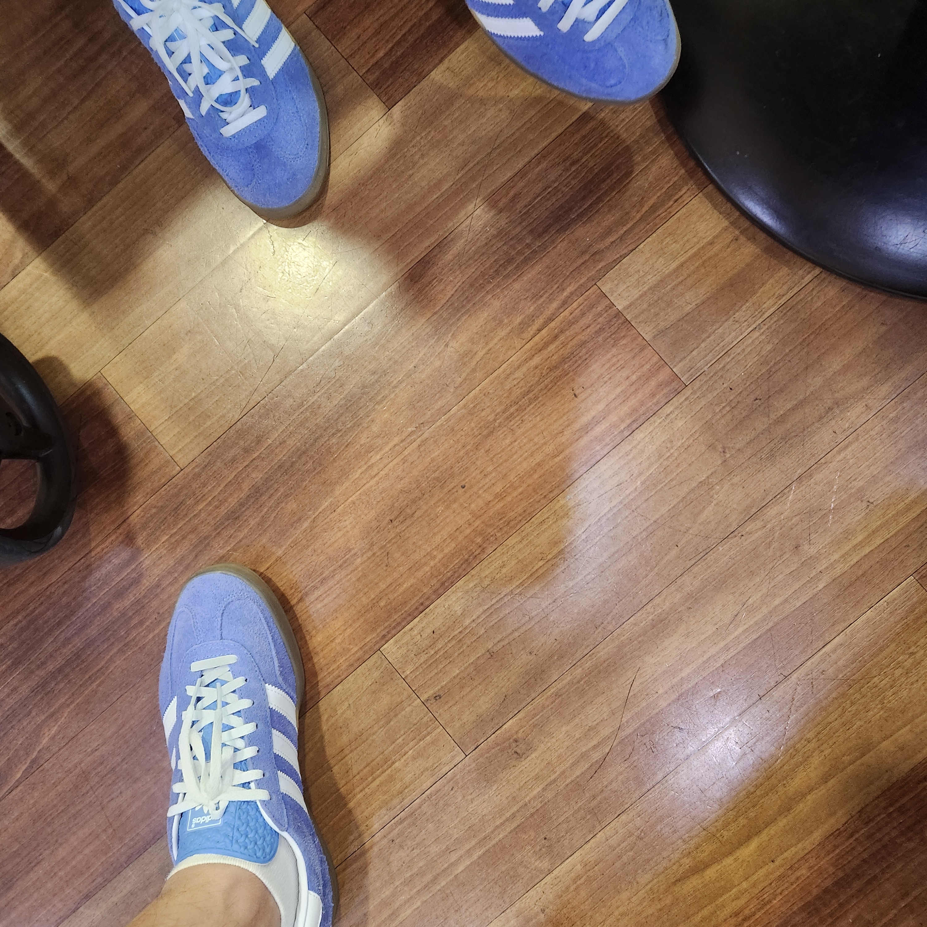 (W) Adidas Gazelle Indoor Blue Fusion Cloud White 착용 스타일