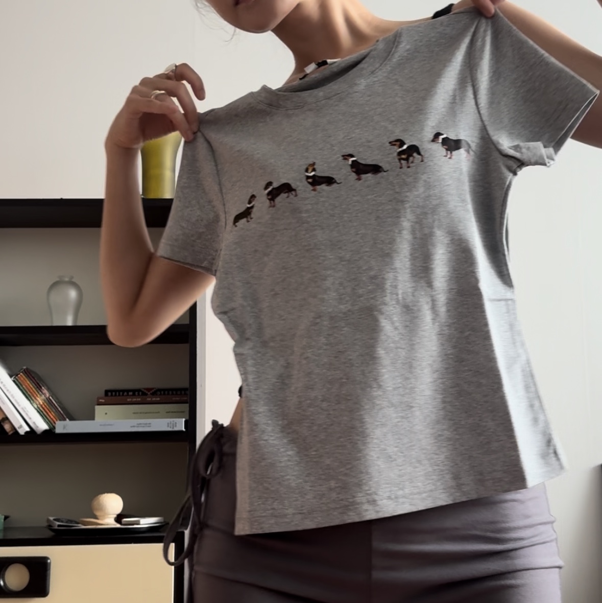 Markgong Women Dog Print Jersey T-Shirt Grey - 25FW 착용 스타일 - 2