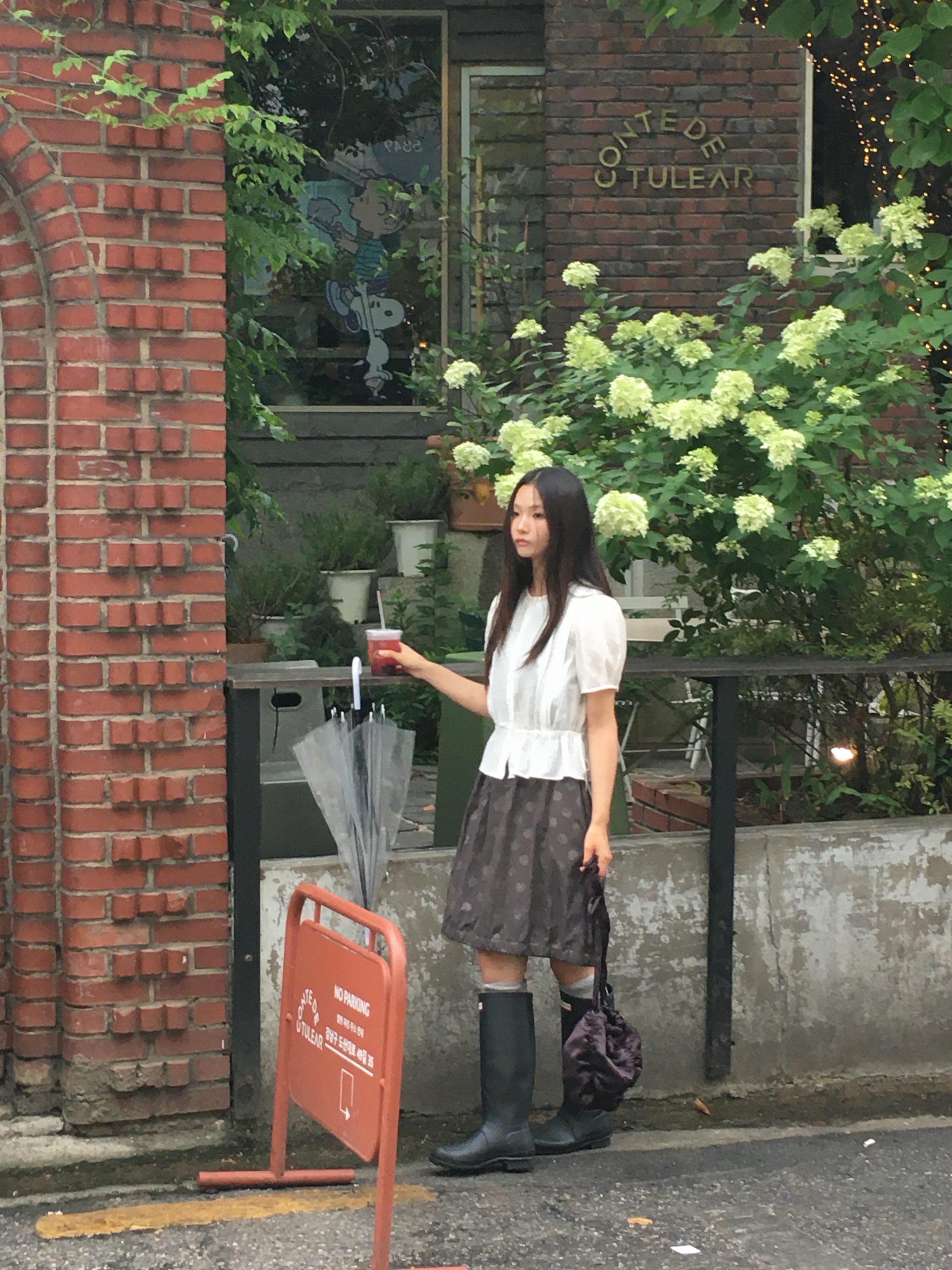 (W) Hunter Original Tall Rain Boots Black 착용 스타일 - 2