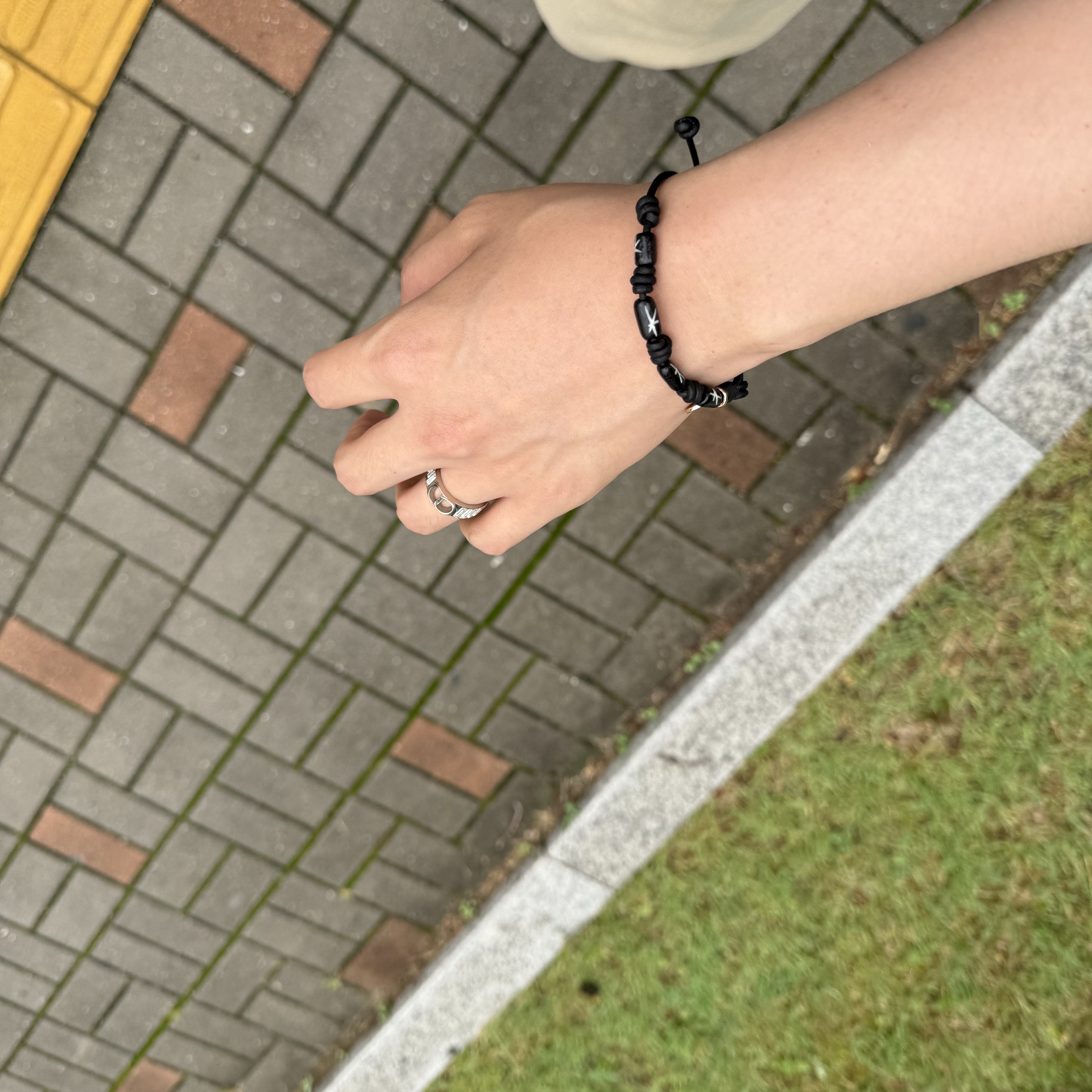 TOWTOW.ARCHIVE Eclipse Bracelet Black 착용 스타일