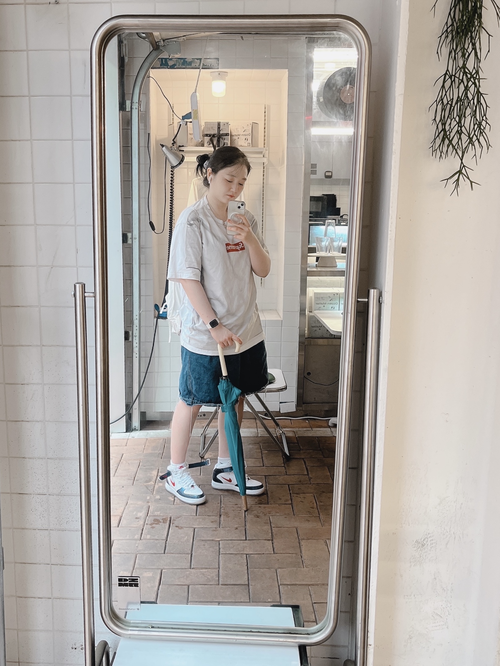 Supreme x MM6 Maison Margiela Box Logo T-Shirt White - 24SS, Nike Air Force 1 Mid QS University Red and Midnight Navy 착용 스타일 - 1