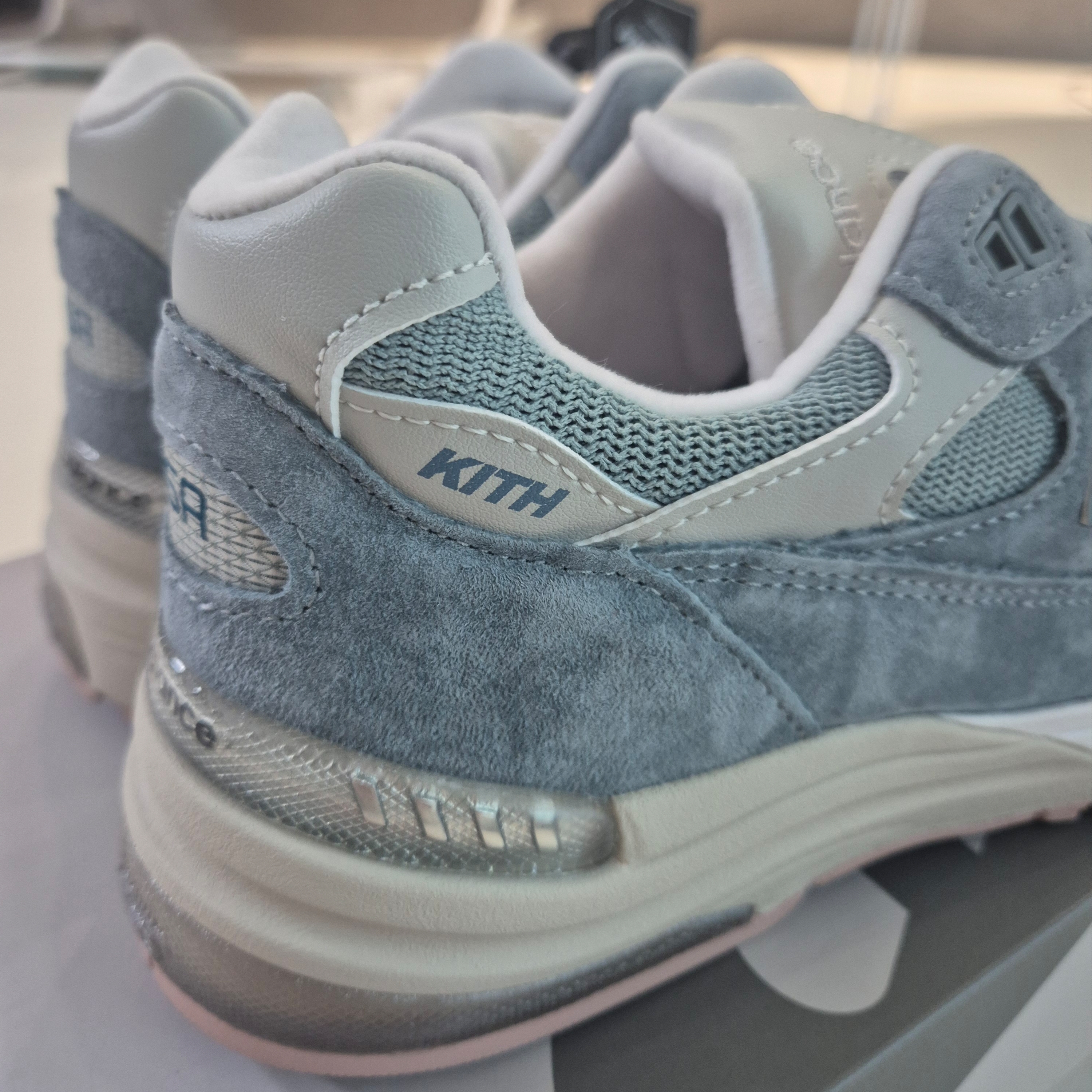 New Balance x Kith 992 Made in USA Aegean Blue Oyster 착용 스타일 - 5