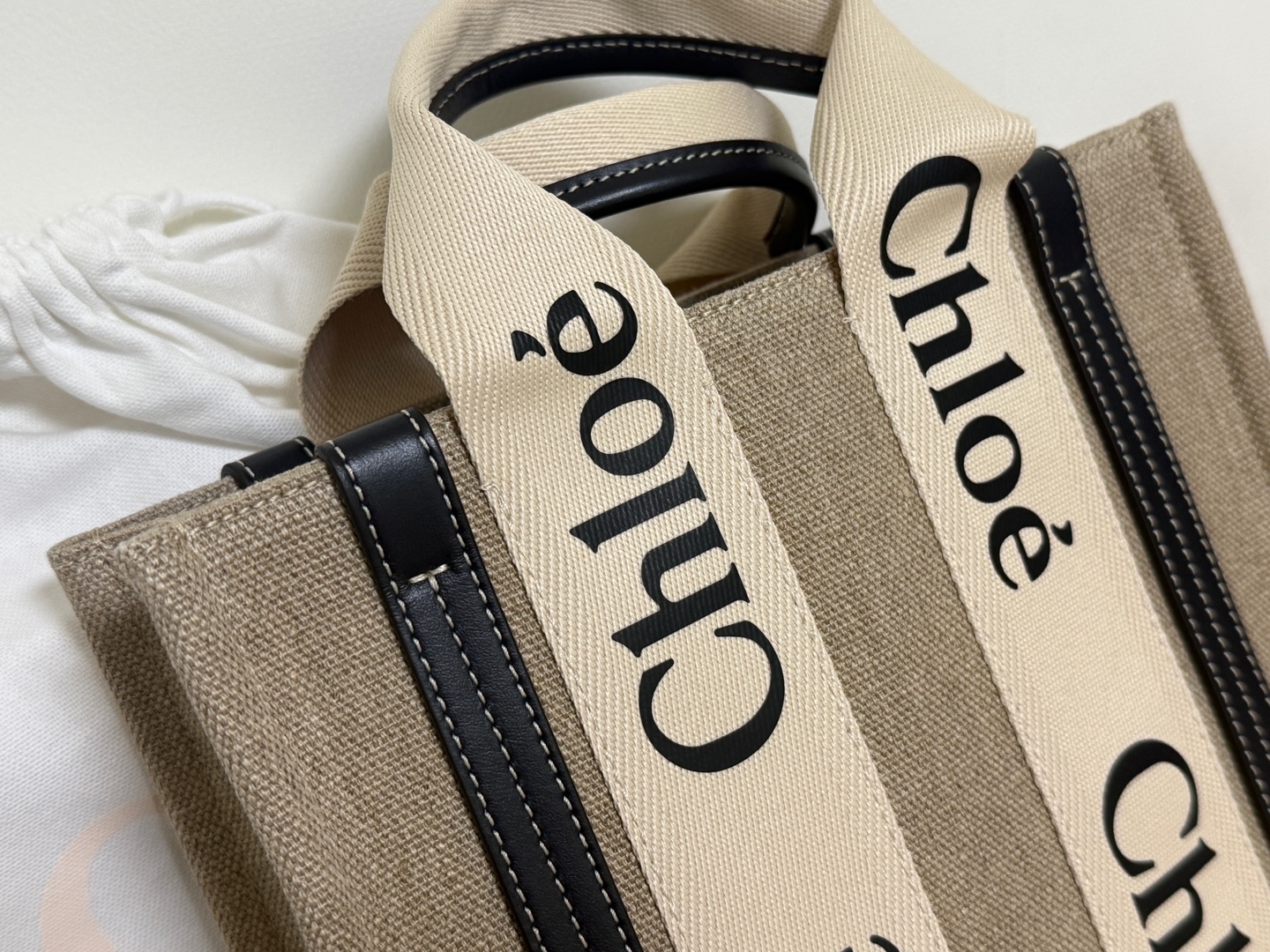 Chloe Woody Small Strap Tote Bag Navy 착용 스타일